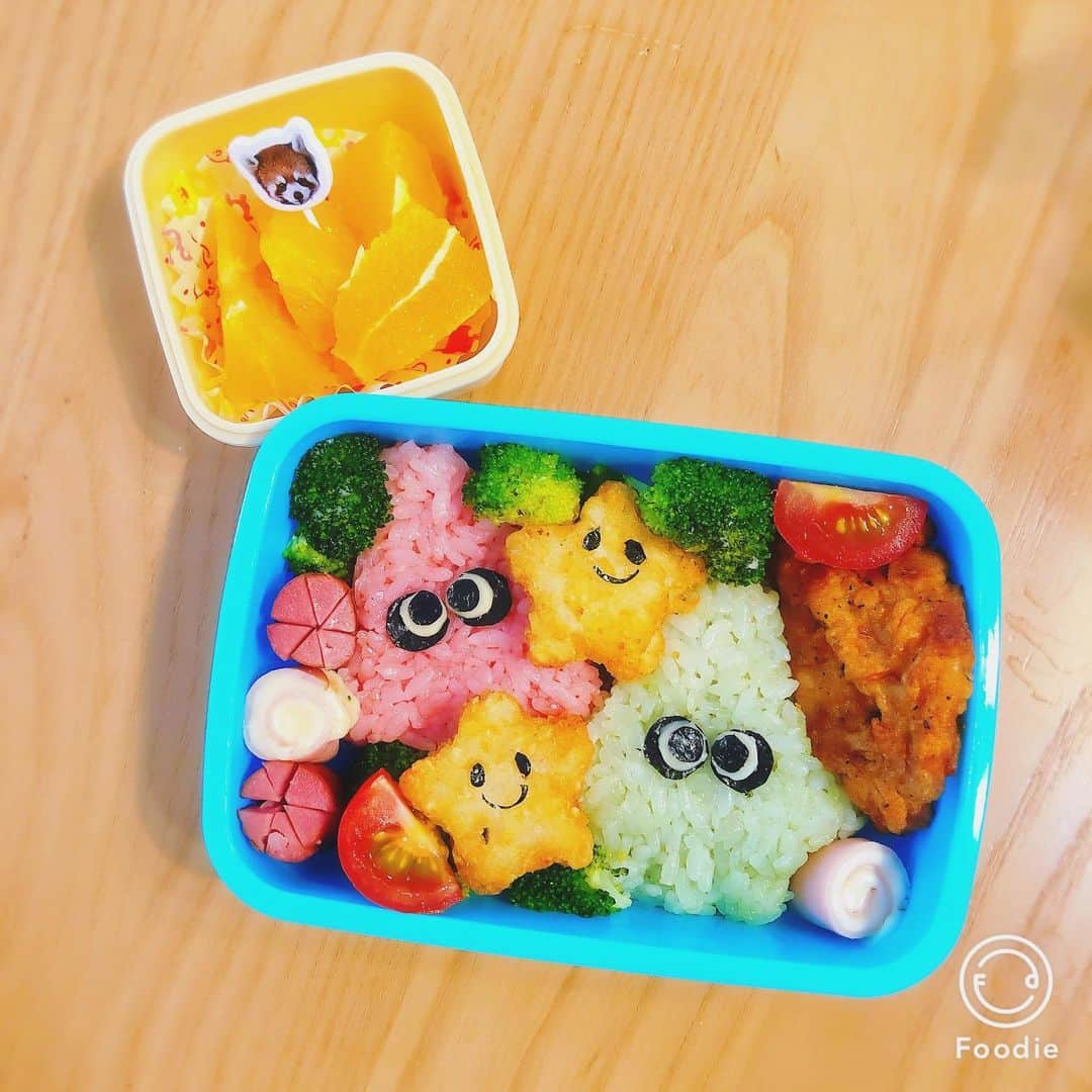 折原みかさんのインスタグラム写真 - (折原みかInstagram)「本日の学童弁当🍙 たかまるの好きな、、、というより。 わたしの好きなスプラトゥーン🦑💕 ガチアサリやってる時が一番の幸せです笑 結局またキャラ弁に戻ってしまいました  #学童弁当 #小学生弁当 #デコ弁当 #キャラ弁当 #毎日キャラ弁 #スプラトゥーン弁当 #スプラトゥーンおにぎり #簡単弁当 #男の子弁当 #おべんとう #チキチキボーン #星型ポテト #ブロッコリーのソテー #ミニトマト #くるくるハムチーズ #フルーツ #男の子のママ #ピカピカの1年生 #夏休み #ママモデル #followme #簡単デコ弁 #かわいいお弁当作りたい #かわいいお弁当 #lunchbox #ゲーム」7月30日 10時10分 - mikaorihara