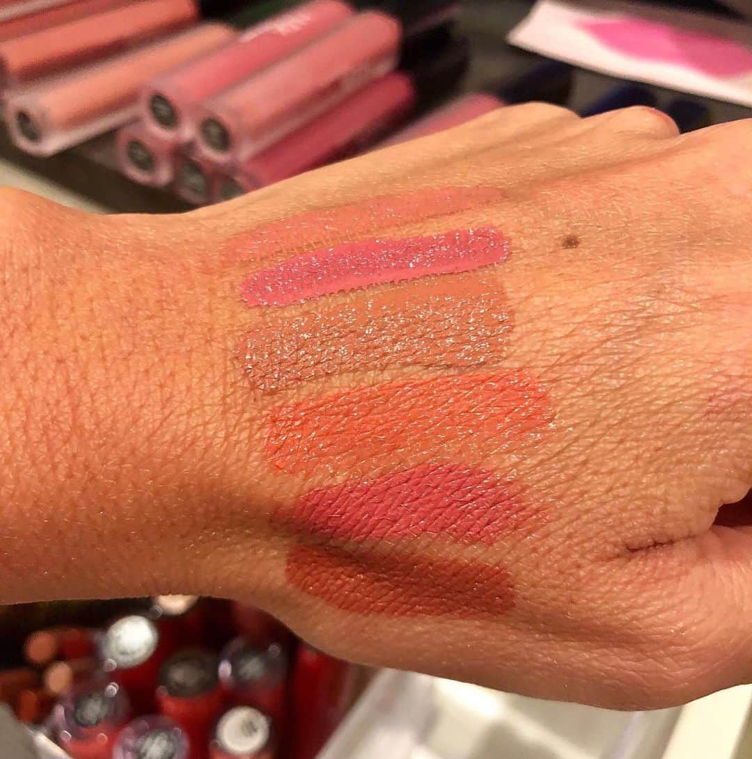 JEN ATKINさんのインスタグラム写真 - (JEN ATKINInstagram)「Decided to smoke up and stay up til 1am to swatch & catalog my lipstick collection for #NationalLipstickDay! 💄➡️ (i know the @hudabeauty ones are eyeshadows let me live)」7月30日 10時03分 - jenatkinhair