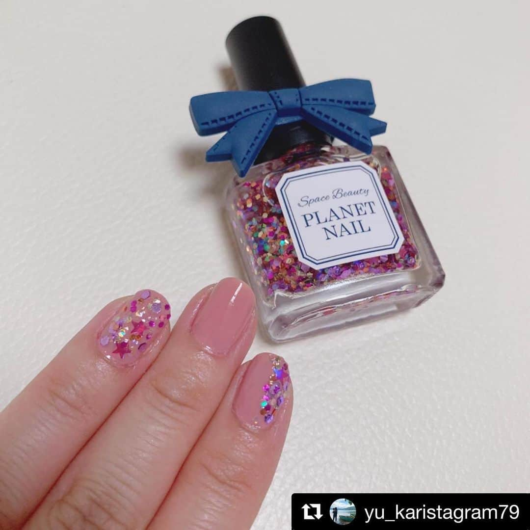 【PLANET NAIL（プラネット ネイル）】公式さんのインスタグラム写真 - (【PLANET NAIL（プラネット ネイル）】公式Instagram)「@yu_karistagram79 さん PLANET NAIL Basic Line PLB10 遊星プラネタリウム を使用したネイルアレンジのご紹介ありがとうございます💅 ・ 遊星プラネタリウムは マルチカラーの大小様々なラメをMIXしPLANET NAIL Basic Lineの中で唯一、星形ラメを配合。指先から華やかネイルの完成するアイテムです❣️ #planet_jp ・ #Repost @yu_karistagram79 with @get_repost ・・・ 2019/07/28 * * セルフネイル記録_φ(･_･ * * 一周まわってトップコート迷子🙄 #ゆかーりねいる  #セルフネイル #ネイル #ネイルポリッシュ #nailholic  #BE816 #プラネットネイル #planetnail #遊星プラネタリウム」7月30日 10時06分 - planet.jp