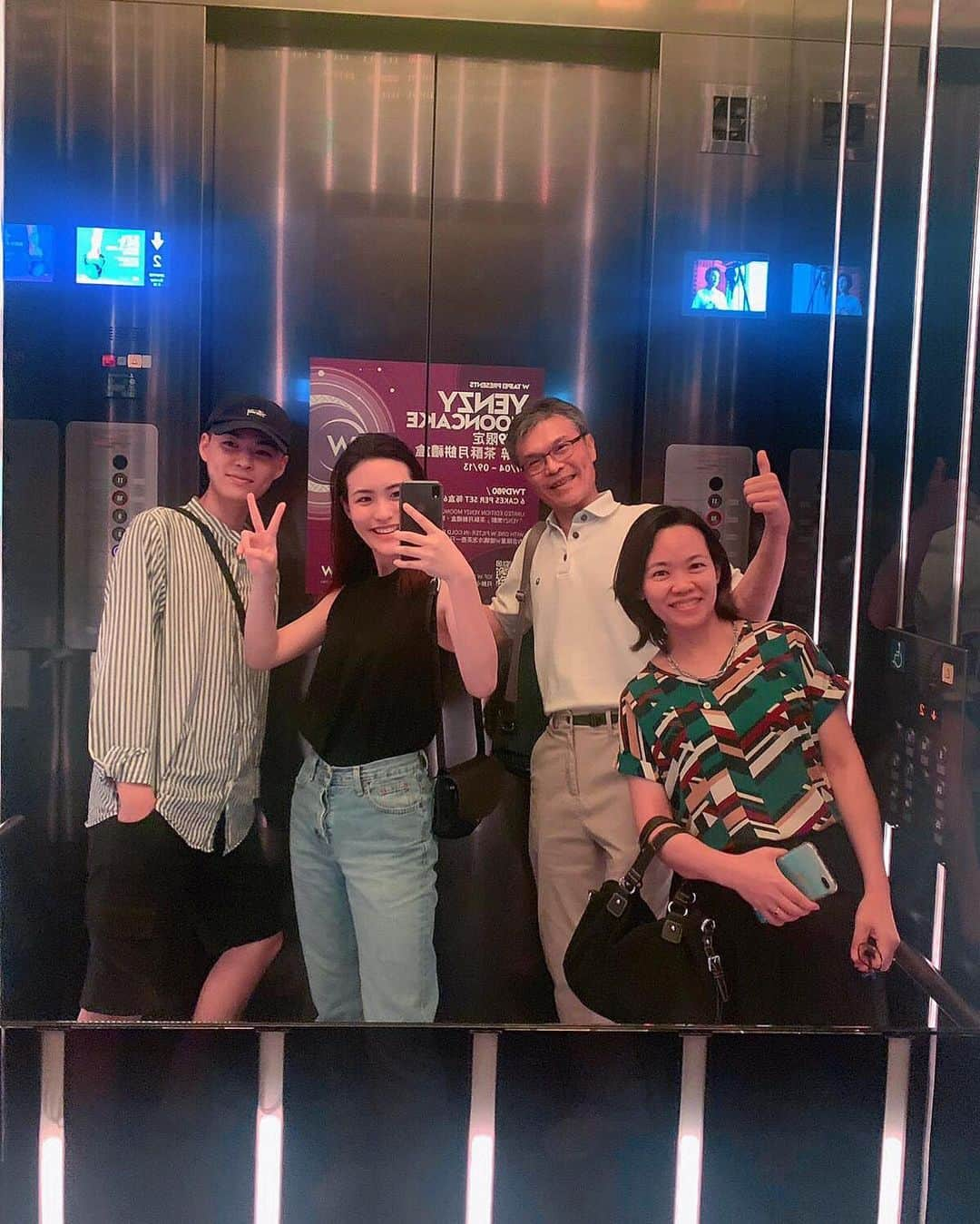 葉晟睿さんのインスタグラム写真 - (葉晟睿Instagram)「🤳mirror selfie : family edition -  #whotel #familyselfie #whotels #wtaipei #woobar #woobartaipei」7月30日 15時38分 - kalvin.yeh