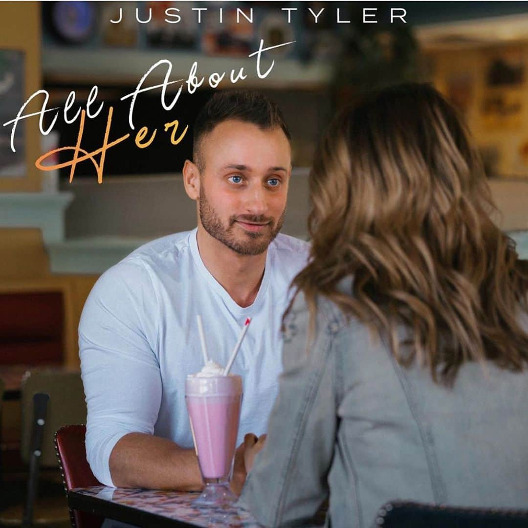 ヴィクトリア・ダフィールドのインスタグラム：「Go listen to our duet “Table for Two” ✌🏽❤️ Link in bio. So proud of @itsjustintyler for releasing this incredible debut EP and am SO honoured to be part of it. Was so fun writing “Table for Two” with Justin and @gabegallucci, I just love this song so much! Go listen y’all!!!✌🏽❤️ 💽: @altrinc 🎧: @gabegallucci #GGProduced #GGMixed 📸: @denislipman」