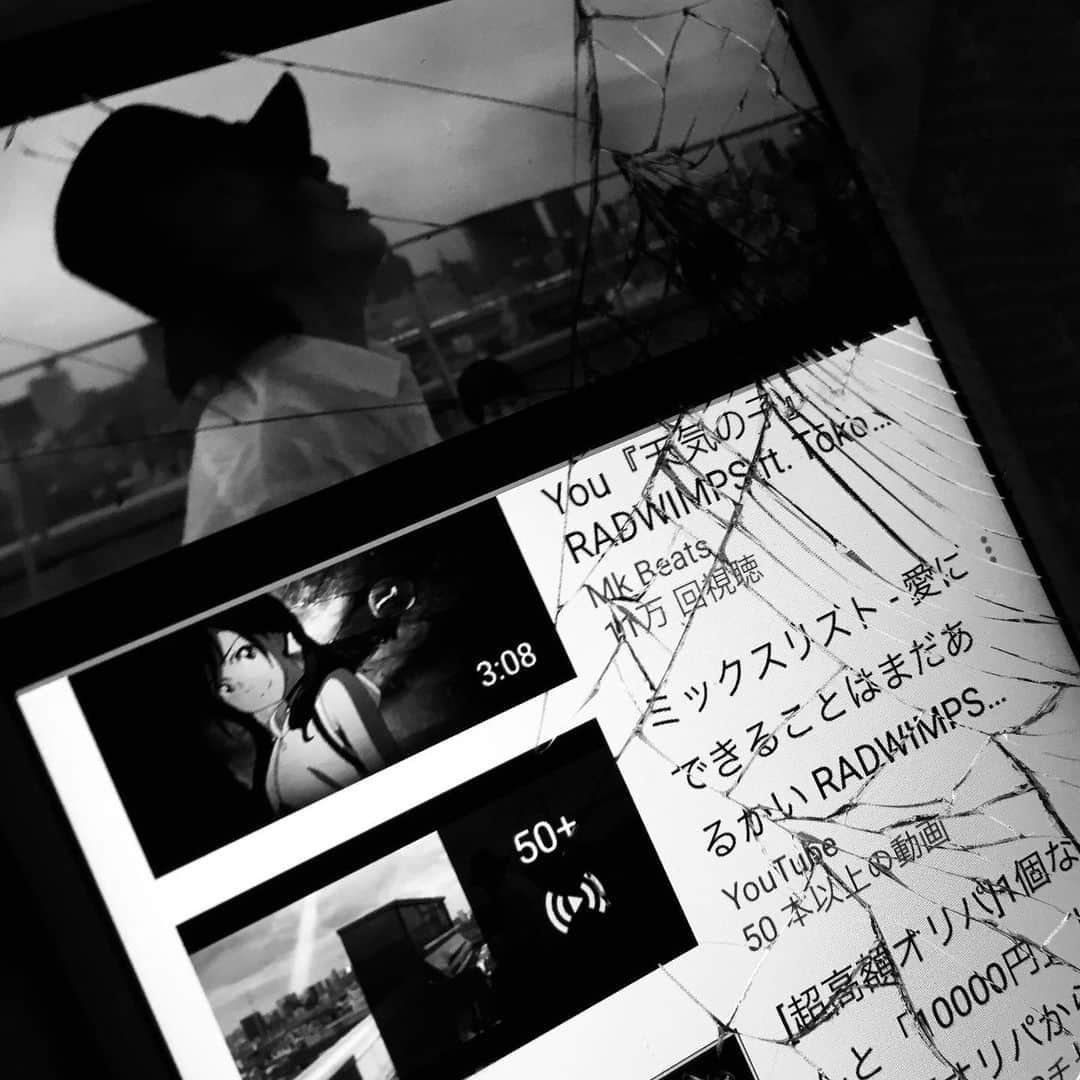 LiLyさんのインスタグラム写真 - (LiLyInstagram)「カメラロール内に 息子によるブツ撮り を発見。  好きな本やmvなどの ブツ撮りフェチの私 にとって、 初めて歩いた時にも 似た種の歓び🌹  しかも @radwimps_jp  #天気の子  #9歳の夏  #ミズキ絵」7月30日 10時36分 - lilylilylilycom