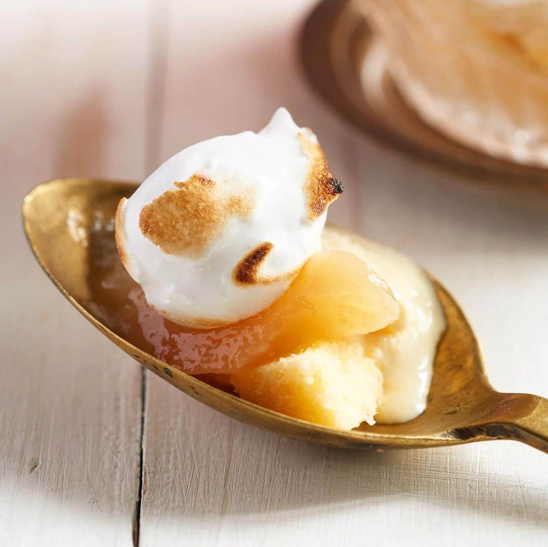 KIHACHI公式Instagramさんのインスタグラム写真 - (KIHACHI公式InstagramInstagram)「【キハチ カフェ】  ケーキ感覚　桃のミルク焼きかき氷 1,100円 スポンジケーキとバニラアイス、白桃、桃ジュースを使ったかき氷を重ね、優しい甘さのメレンゲでコーティング。焼き目が香ばしいメレンゲが氷と共にふんわり口で溶けるケーキ感覚のかき氷スイーツです。 . . ■販売期間 9月30日まで . . ■販売店舗 ・キハチ カフェ 日比谷シャンテ ・キハチ カフェ アトレ浦和 ・キハチ カフェ ペリエ千葉 . . ■詳しくはプロフィールアドレスよりニュース一覧へ . @kihachi_official .  #KIHACHI#restaurant#tasty#instagourmet#gourmet#gastroart#deliciousfood #キハチ #ことりっぷ#TOKYO#tokyocafe#Hibiya#カフェ#カフェ部 #カフェ散歩#KIHACHICAFE#キハチカフェ #キハチカフェ日比谷シャンテ #日比谷 #日比谷シャンテ #キハチカフェアトレ浦和#浦和カフェ #ペリエ千葉 #キハチカフェペリエ千葉  #桃のかき氷 #桃のミルク焼きかき氷 #ケーキかき氷 #焼きかき氷 #桃スイーツ #メレンゲ」7月30日 10時30分 - kihachi_official