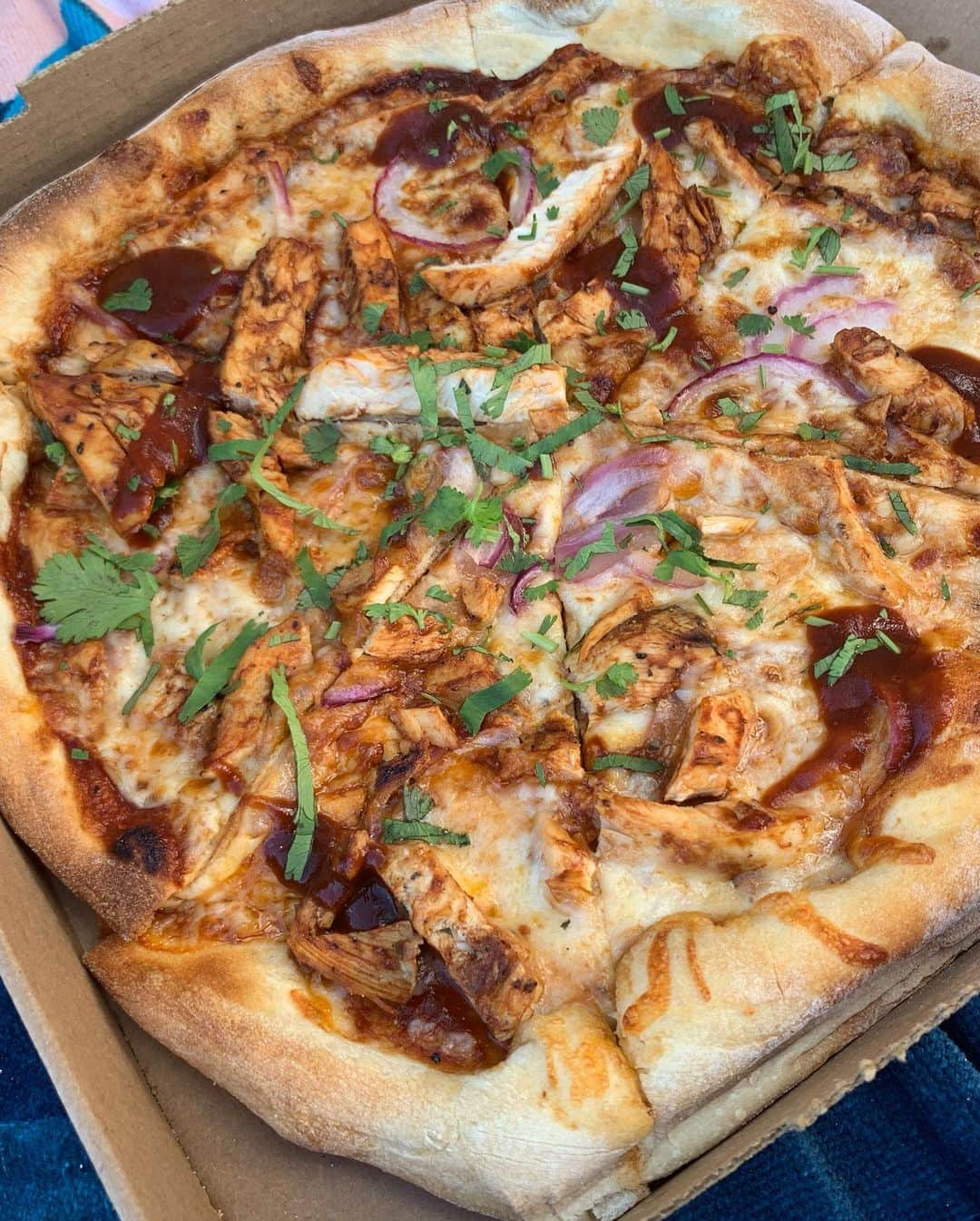 村上沙織さんのインスタグラム写真 - (村上沙織Instagram)「滞在中一度はするcalifornia pizza kitchenのpizzaをtake out. 🍕🍕🍕🍕🍕 アラモアナでtake outしてからアラモアナビーチパークで食べる♥️ 我が家の定番♥️ チキンとパクチーのバーベキュー味が一番好き♥️♥️♥️ #californiapizzakitchen #hawaii#hawaiilife #hawaiitrip#ハワイ#ハワイグルメ」7月30日 10時32分 - rosysaorimonster