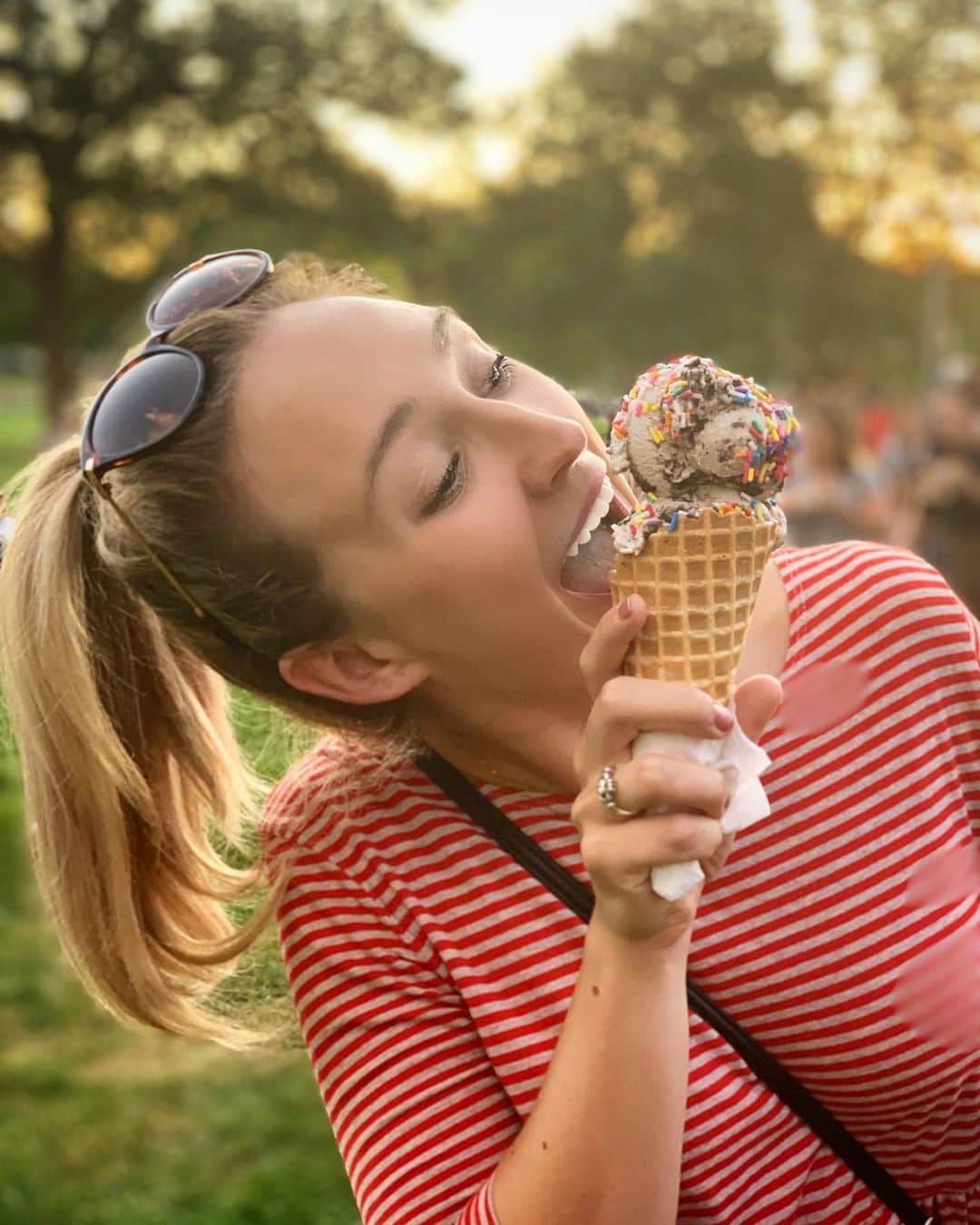 アレクシ・ギレスのインスタグラム：「Summer evening with ice cream & rainbow sprinkles🎉🍦❤️😋」