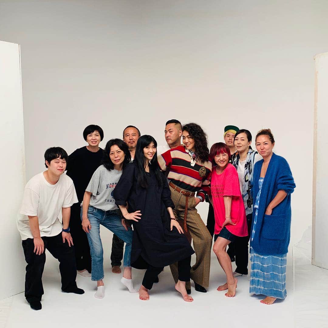 前田典子さんのインスタグラム写真 - (前田典子Instagram)「昨日の撮影 #集合写真 80sファッションがテーマでした 最後に みんなで懐かしの８０sキメポージング 笑笑  ２枚目は スタイリストのマーヤと @yoshiyukimayama  マーヤがモデルデビューした頃から知ってるけどスタイリストさんになってからは初めて一緒に仕事したよ❣️ マーヤのスタイリングはどれも素敵❤️#アガった〜⤴😆︎👍💗 @yukimake  ユキちゃんのメイクも ABEさんのヘアーも最高 👍 カメラは #安珠 さん で #超楽しかった❤️ #ありがとうございます😊 @naoko.kikuchi #菊地直子さん #中間あかねさん #深井恵さん #ジャーマネ坂井さん #婦人公論」7月30日 10時41分 - maenorichang