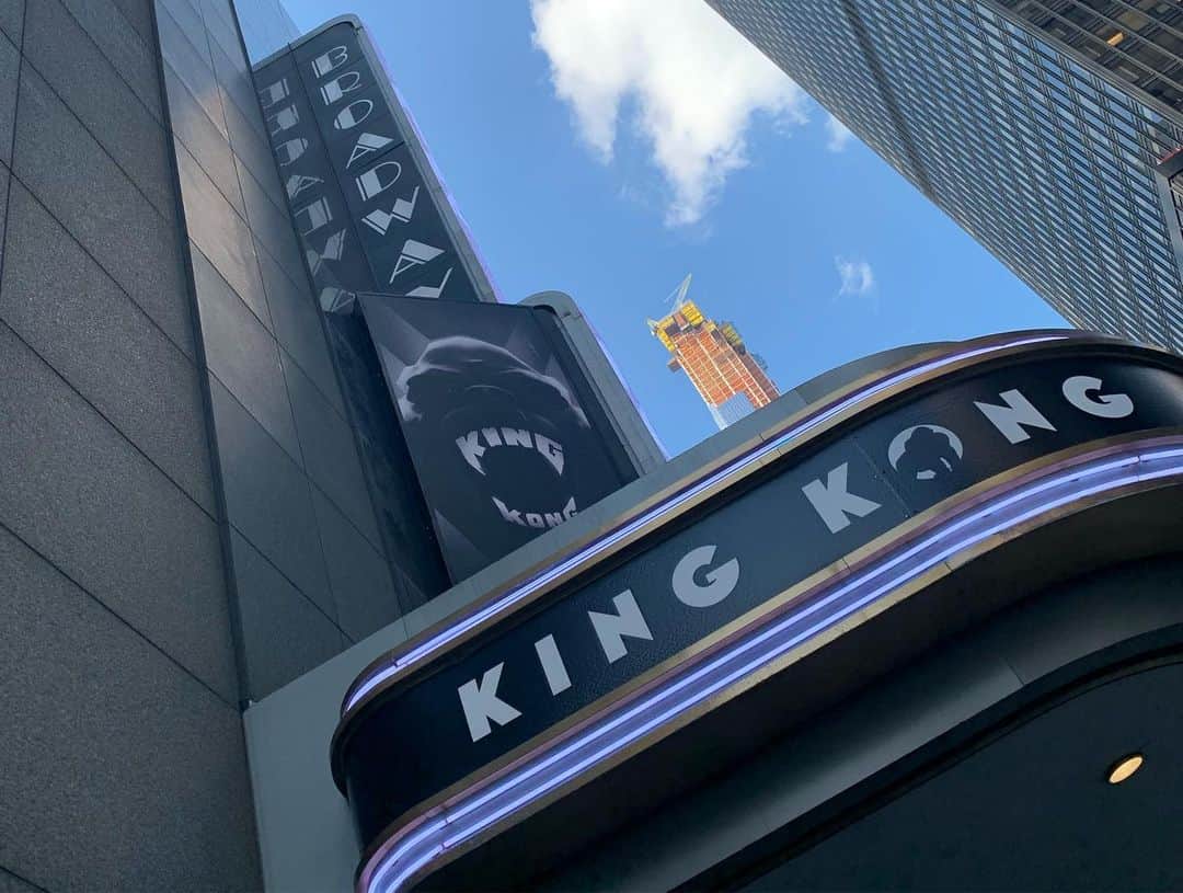 平野綾さんのインスタグラム写真 - (平野綾Instagram)「あっという間のラスベガス！﻿ NYに戻ってすぐボイトレが始まりました。﻿ ﻿ ﻿ 帰ってきてまず観たのは、KING KONG‼︎🦍﻿ ミュージカルというよりショーとして楽しめる作品。﻿ あの巨大なキングコングを人力で動かしているのですが、﻿ 所謂黒子さん達にもちゃんとお芝居させたり(でもお話の邪魔にならない)、 見せ場がたくさんあります。﻿ ﻿ あとは映像が物凄い‼︎﻿ キングコング全力疾走じゃん‼︎﻿ 飛んでるじゃん‼︎﻿ 登ってるじゃん‼︎…ってなる😳﻿ キングコングの声だけで3〜4人生で作ってるのも凄い‼︎ ﻿ 賛否ある作品だとは思うけど、 ヒロインも果敢に戦うし、﻿ 今上演する意味がちゃんと詰まった作品になっていました。﻿ ﻿ ﻿ ﻿ ﻿ #kingkong #キングコング﻿ #kingkongbroadway  #broadway #manhattan #nyc﻿ #ayahirano #平野綾﻿」7月30日 10時42分 - a_ya.hirano