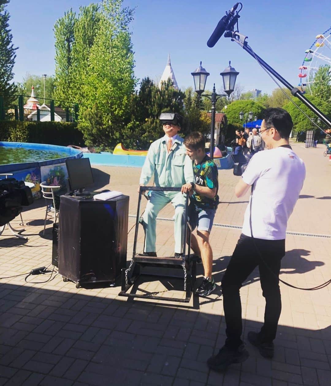 のインスタグラム：「ジェットコースターの映像に合わせてロシアのお兄さんが身体を動かす画期的なVRアトラクション。 会ったばかりの異国の人に身を委ねるという点では、ジェットコースターを超える恐怖がある。しかし、そのシンクロ具合は本物以上！ …と思わせるくらい凄かった！ あのマジックランプシアターに匹敵するアナログとデジタルが融合したエンターテイメントがここに。 ロシア、サンクトペテルブルクにお越しの際には是非ガガーリン公園へ。 #gccx #ロシア遊園地 #シンクロ率すごい #FUJIYAMAなんて赤ちゃん👶 #それくらいの絶叫アンド絶叫」