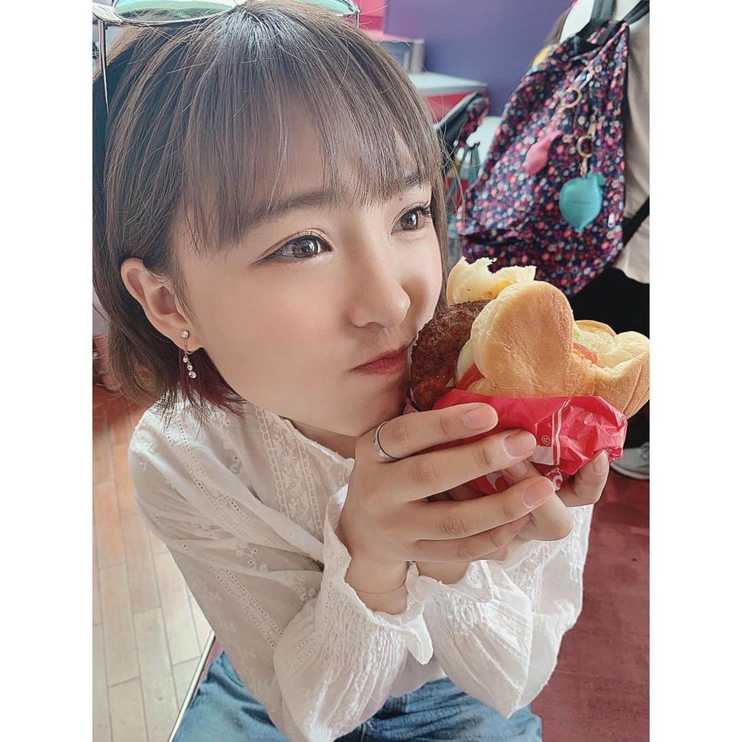 山田菜々美のインスタグラム：「. いただきます ぱくっ . #ディズニーランド #ミッキーバーガー」