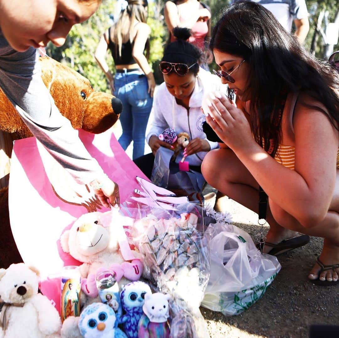 NBC Newsさんのインスタグラム写真 - (NBC NewsInstagram)「People leave mementos at a makeshift memorial outside the site of the #Gilroy Garlic Festival on Monday after a mass shooting took place at the event. . Three victims were killed, two of them children, and at least a dozen were wounded before police officers killed the suspect. . 📷 @mario_tama / @gettyimages」7月30日 10時53分 - nbcnews