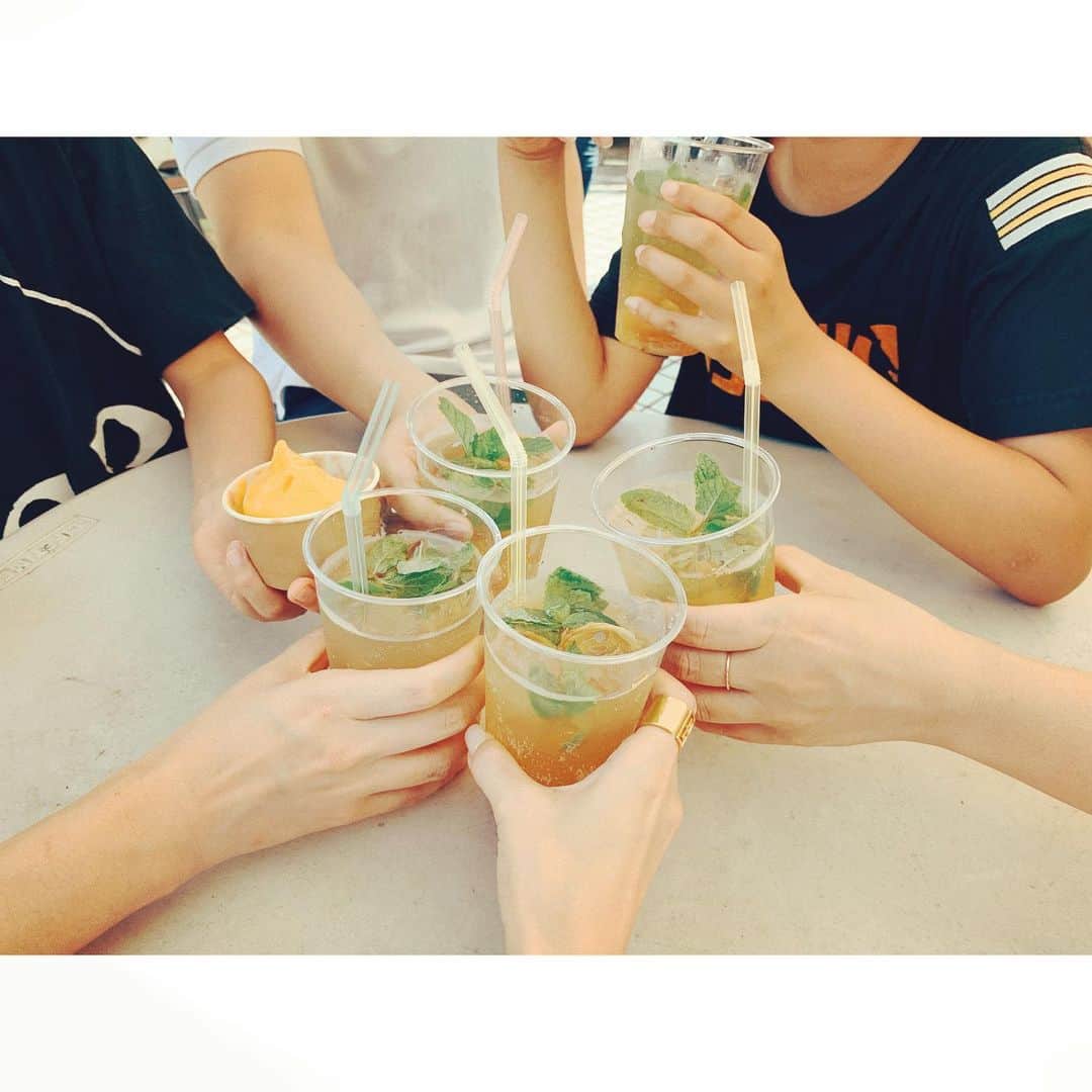 紗栄子さんのインスタグラム写真 - (紗栄子Instagram)「ジンジャエールで乾杯👨‍👩‍👦‍👦✨✨✨ 一人だけアイスw #数日前の#ファーマーズマーケット」7月30日 10時53分 - saekoofficial