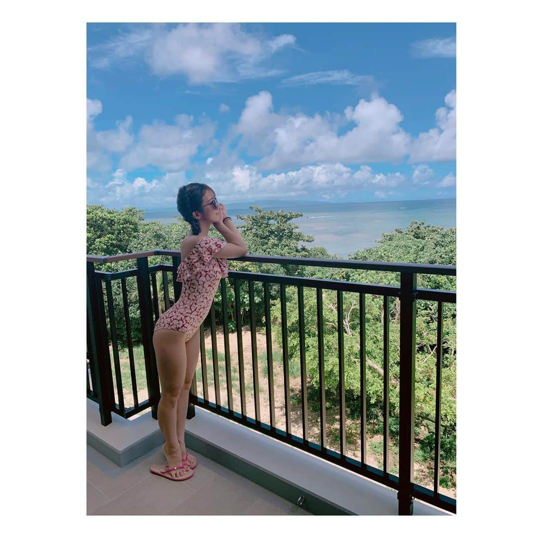 辻希美さんのインスタグラム写真 - (辻希美Instagram)「おはよう💕 H&Mの水着を着て👙  #沖縄 #夏休み #水着 #h&m #可愛い #足長く見せようと必死 #つま先立ち #笑 #映えた？かな？」7月30日 10時45分 - tsujinozomi_official