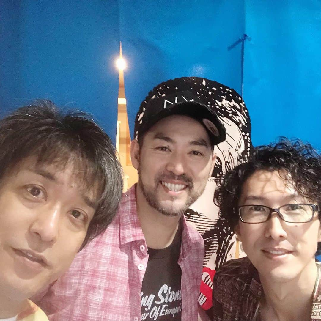 福井晶一さんのインスタグラム写真 - (福井晶一Instagram)「初日を終えて３人でパシャり🤳  ８／４(日)マチネ本番後にジャベール役の川口竜也さんと合同でCDリリースイベントを開催します。 しかもムーチョこと武藤寛氏もピアノで参加。 ムーチョも歌いますよ！ 男性3人でハモる曲も…  会場は石蔵酒造の酒蔵で披露宴会場としても使用されているとても素敵なホールです。 CDをご購入頂いた方にはその場でサイン会もございます。  酒蔵なのでしぼりたて新酒も飲めますよ🍶 博多の夜を一緒に楽しみましょう！ まだお席ご用意できます。  福井晶一・川口竜也 『CDリリース合同イベントin博多』 ～あの最年長コンビ　福井晶一 VS 川口竜也が本音で語る～ ■出 演 福井晶一　川口竜也　/　Pf 武藤 寛 ■公演日時 2019年8月4日（日） ■時　　間 開場18:15　開演19:00 ■会　　場 石蔵酒造 博多百年蔵 博多百年蔵ホール  福岡市博多区堅粕1丁目30-1  地下鉄「千代県庁口駅」より徒歩約7分「祇園駅」より徒歩約12分 ■料　　金 5,000円（ご予約順整理番号付自由席・1ドリンク付）  歌唱披露及び終演後ＣＤ物販・サイン会あり。 既にご購入済でサインご希望の方はCDご持参ください。 ■お問い合わせ 博多合同イベント窓口（川口竜也事務局内） tk_liveinfo@yahoo.co.jp」7月30日 10時54分 - shoichi.fukui