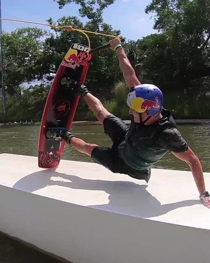 レッドブルのインスタグラム：「Sound effects only please👇 🏄: @nikguehrs #wakeboarding #watersports #summer #givesyouwings」