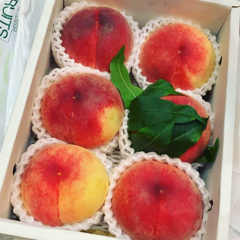 のインスタグラム：「山梨からのいただきものの桃🍑白鳳✨  大きくて、ジューシーで甘い桃を ワンモのみなさん、美味しそうに食べてくださって嬉しかった☺️♪ 朝食べる桃もまた格別ですよね🤤 エネルギーをもらえました😊  #山梨 #桃 #白鳳 #一宮 #旬 #フルーツ #名産 #peach #breakfast #TOKYOFM #ワンモ」