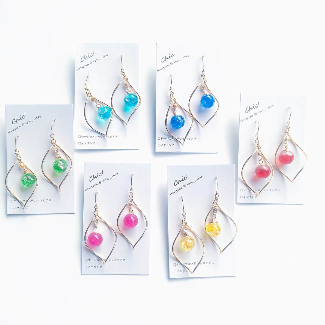 のインスタグラム：「タピエスタイル東京丸の内店です。  個展で大好評でした『 Chic' 』がリスタートいたします。  沖縄琉球ガラス村からお取り寄せした琉球ガラスを使いDaily Styleに彩りを添えるアクセサリーです。  素材を活かした透明感と 華やかさで耳元にインパクトを。  また、樹脂の中にガラスが閉じ込められている事で軽くて使いやすいアイテムになっております。 季節を問わずご愛用頂いています。 ぜひ、お手に取ってご覧下さい。 皆様のご来店をお待ちしております。 ＊ ＊ ◎ガラスの色味が全て異なる為、一点物です。 ◎素材は金属アレルギー対応のサージカルステンレスを使用  #タピエスタイル  #タピエスタイル東京丸の内店 3階 #丸ビル#丸の内ビルディング  #東京駅 #ハンドメイドアクセサリー #handmadeaccessory  #琉球ガラス #chic'」