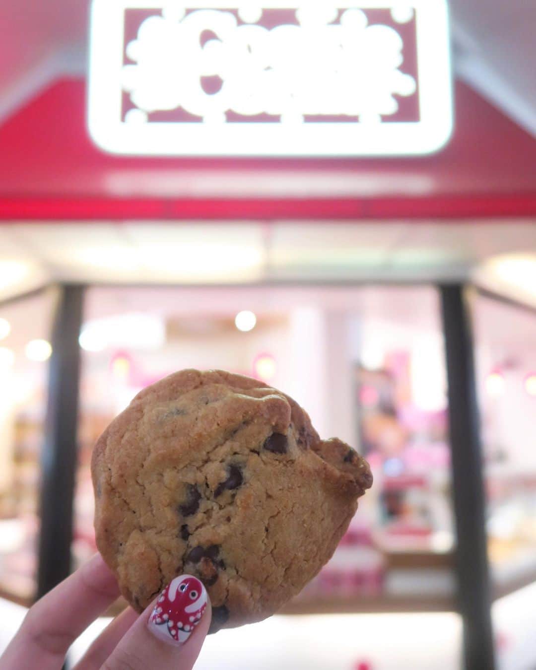 Mai Wakimizuさんのインスタグラム写真 - (Mai WakimizuInstagram)「アラモアナに来る度食べているthe cookie cornerのチョコチップクッキー♡普段クッキーを食べない私でもこれはどハマり！もはやこれはクッキーではなくケーキ！笑 shoppingで疲れ果てた後に食べると尚美味しいのだ＼(^o^)／ #wakkingourmet#cookiecorner#alamoanacentar#hawaii#ハワイ」7月30日 11時25分 - wakkin__m