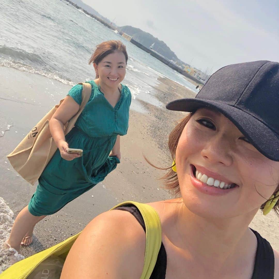 Hiroe Hiranoさんのインスタグラム写真 - (Hiroe HiranoInstagram)「夏の葉山最高💚 朝から海で泳いで、これから仕事で都内へ🌊  ダイビングスポットもあって海キレイ🏖 友人たちが葉山に遊びに続々と来てくれて。  @hayama_uminohotel  や連日連夜で海の家を満喫したり🍺🍸 久しぶりな二日酔いも😂 花火もしたり🎇🌴 楽しい夏の始まり🌞 . 今年の夏は、日本を満喫します🇯🇵 北海道や京都行ったり楽しみ❤️ . 海や山が近い生活をしていると、 より地球を大切にしようとする意識が必然的に上がる🌏 . 都会生活でも、自然と触れ合える場所は沢山あるし、 いかにバランスを取るかって事が大切だなぁ。 . 海で遊んでシャワーして、冷房のきいてるベットでお昼寝が最高で。ただ蝉の音がすごすぎて、耳栓したいほど😂 . #hiroecali #海のある生活 #beachlife #海 #ocean #beach #葉山 #hayama #lifestyle #eco #エコ #friends #wellbeing #ウェルビーイング #海の家 #夏 #summer #絶賛満喫中 LA友達の @kazumihasegawa_harmonity ちゃんと葉山でステキな企画を計画してます⭐️」7月30日 11時25分 - hiroe_hirano