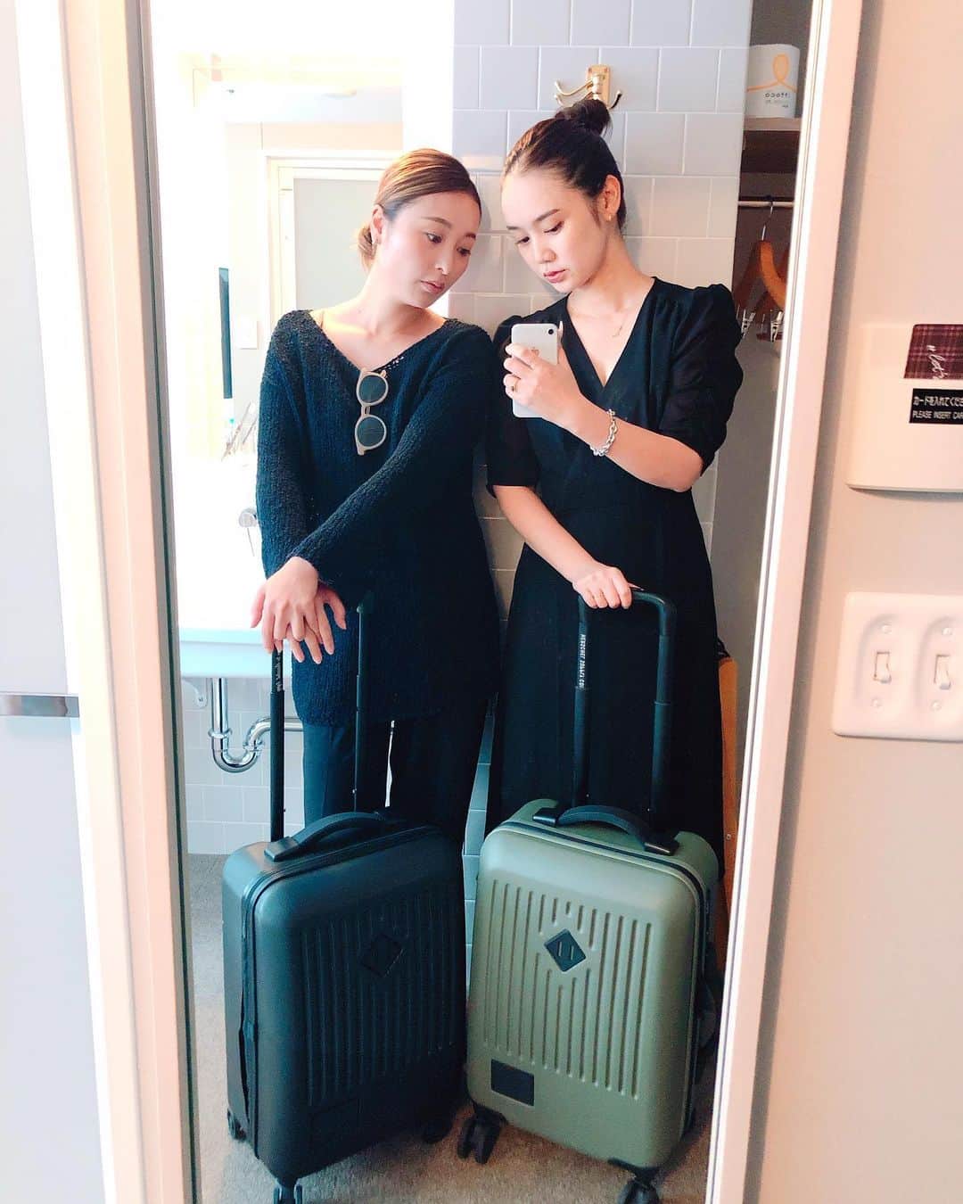 西本早希のインスタグラム：「・ 一緒 👜！ 最近 2.3泊なら こればっか 💁🏻‍♀️ 黒はバッテリーつき 🔌 #さきちぃ旅」