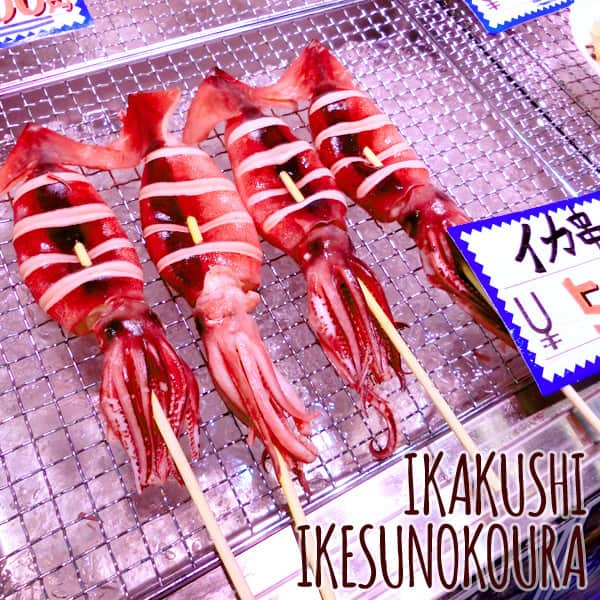 越前かに職人　甲羅組さんのインスタグラム写真 - (越前かに職人　甲羅組Instagram)「土日も沢山のご来店ありがとうございました！！ 生け簀の甲羅 では、魚介類を串に刺し その場で焼いてご提供させて頂いております。 「イカ串」の他に「ほたて串」や「えび串」「牡蠣」など色々ご用意しておりますので 日本海さかな街にお越しの際はぜひお立ち寄りくださいませ♪  また、先日まで開催しておりましたあごおとしキャンペーン、抽選が終了しております☆ 遅くなってしまいましたが本日中に発表予定ですので、どうぞよろしくお願いいたしあｍす。  #甲羅組#生け簀の甲羅#いか串#いか焼き#福井県#敦賀市#日本海さかな街#さかな街#福井グルメ#敦賀グルメ#福井ランチ#敦賀ランチ#食べ歩き#えび串#ほたて串#牡蠣#いか#BBQ#グルメ旅#福井#敦賀」7月30日 11時34分 - kouragumi