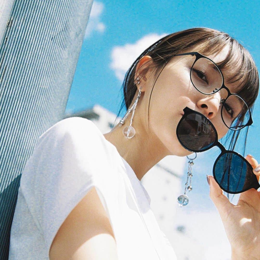 Zoff Officialのインスタグラム：「Night & Day / ZY192G06-14F1 Model @0904.erika NIGHT&DAYは屋外ではサングラス、室内ではメガネと、2WAYで使用ができる便利なシリーズ。 マグネットによる簡単着脱は、通勤通学などのあらゆるシーンでも役立ちます。 #Zoff #FASION #eyewearstyle #メガネ #ゾフ女子 #Zoffコーデ #JR恵比寿駅 #恵比寿 #東京 #tokyo」