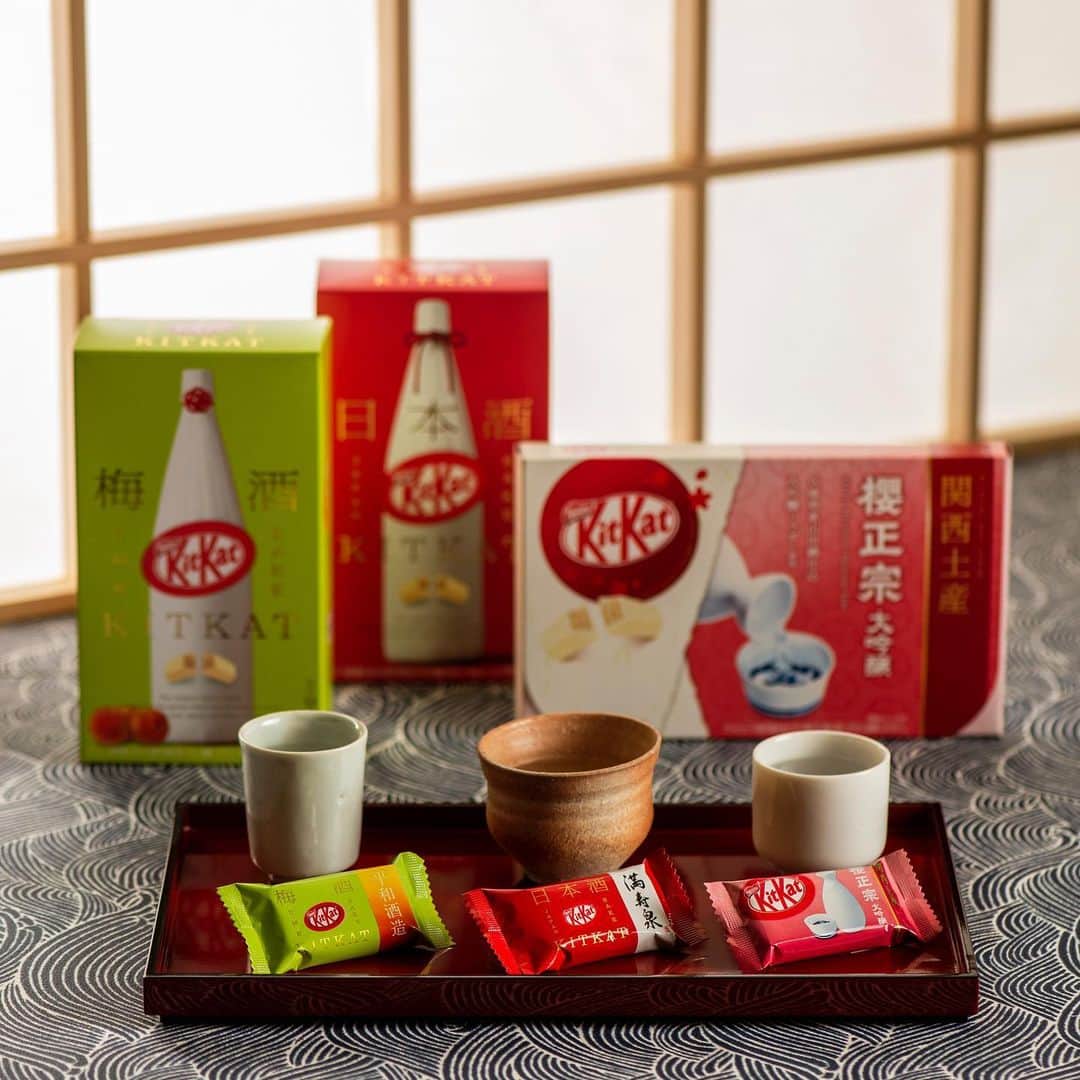 KITKAT Chocolatoryさんのインスタグラム写真 - (KITKAT ChocolatoryInstagram)「日本ならではのご当地”キットカット”﻿ 日本酒シリーズで #利き酒 ならぬ利き #キットカット はいかがですか？✨﻿ ﻿ “キットカット ミニ #梅酒 ”﻿ “キットカット ミニ #日本酒 “﻿ “キットカット ミニ 関西土産 #櫻正宗 大吟醸”﻿ ﻿ #キットカット#ご当地キットカット#おやつ#お菓子#スイーツ#チョコレート#チョコ#日本酒#梅酒#利き酒#和#チョコレート好き#チョコレート好きな人と繋がりたい#チョコレート大好き﻿ #kitkat#haveabreak#chocolate#sweets#japanesesake#奇巧巧克力」7月30日 11時45分 - kitkat_japan_official