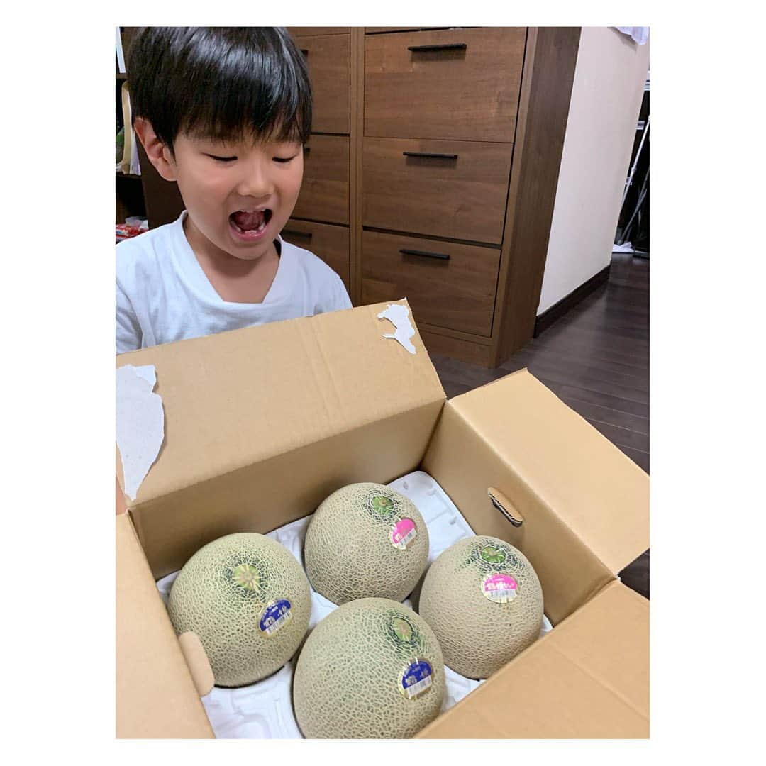 みかんさんのインスタグラム写真 - (みかんInstagram)「お世話になってる方から山形産の鶴姫🍈と鶴姫レッド🍈を頂きました✨ 息子は果物の中で一番🍈が好きみたいで大喜び❤️ 一番好きなのはいいけど、言っとくがメロンは高いからな💦 だからうちはバイキングやビュッフェでメロンがある時は大量に食べてこいと指導してる(笑)🤣🤣🤣 #山形産 #鶴姫 #メロン #大好き」7月30日 11時38分 - mikan02241984