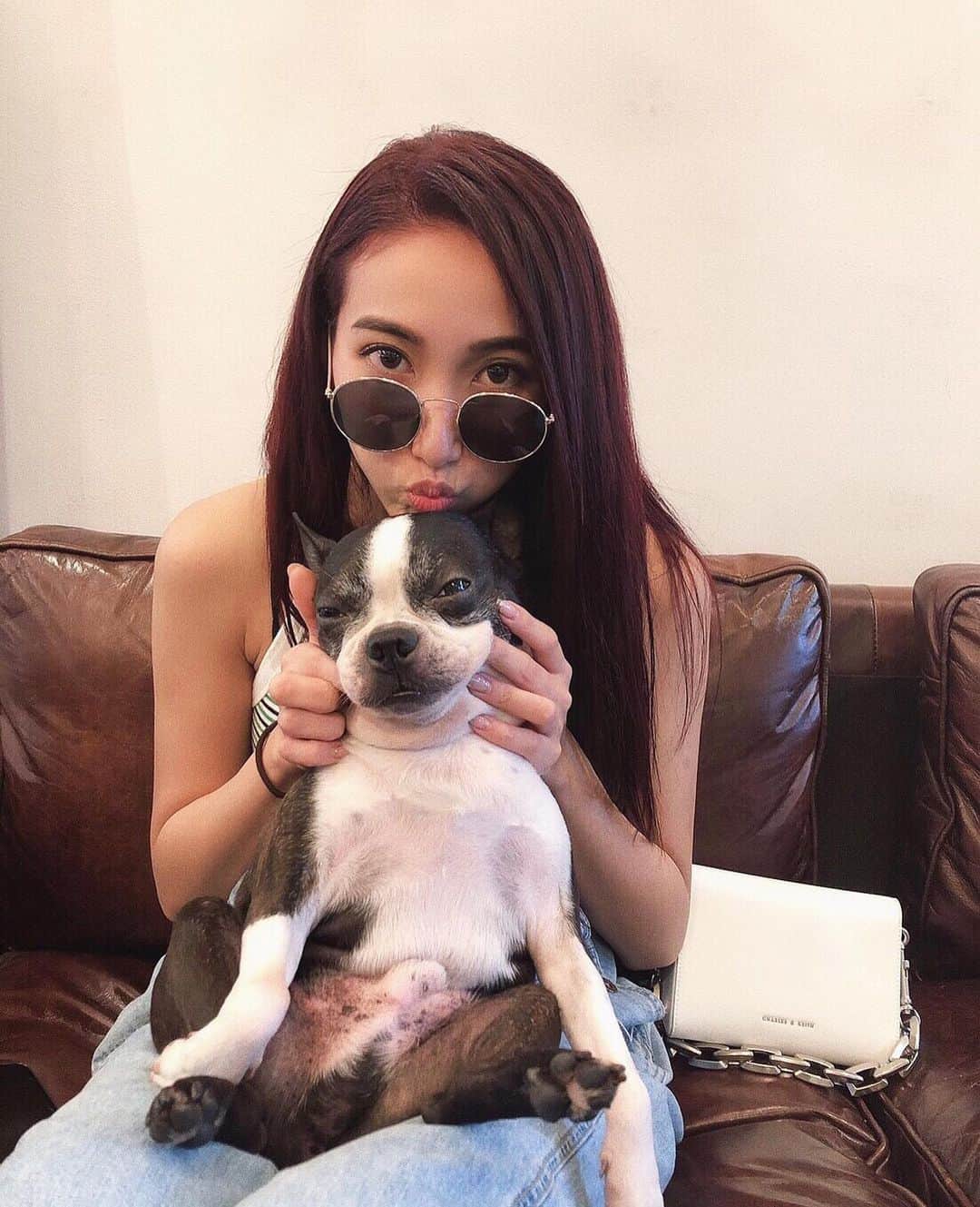 のインスタグラム：「トロニーの看板犬まるこ♥️ おっとり具合がたまらん🐶 . 綺麗なボルドー復活🥫 デザインカラーが本当にお上手なので 赤髪はTLONYにお任せしてます👻 エクステも色分かれの心配ナシ😝 horiさんいつもありがとうございます🧡 . 📍 @tlony_is_yours . #haircolor #winered #tlony #shibuya #maruko」