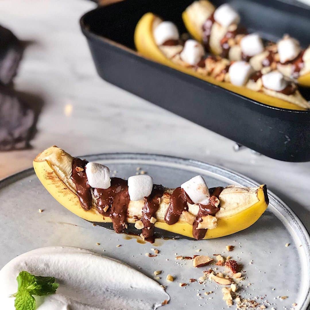 UchiCookのインスタグラム：「You have busy mornings? NP😉! This GRILLED BANANAS is an easy and nutritious breakfast recipe that you can make under 8minutes! ⠀ ⠀ ✅Follow the easy steps below:⠀ 1. Push chocolate bars into a banana (we recommend dark chocolate🍫).⠀ 2. Preheat Steam Grill for 3minutes on medium heat.⠀ 3. Put the bananas on the grill and sprinkle mixed nuts crushed.⠀ 4. Grill for 6~7minutes with the lid on. ⠀ 5. Lastly, serve with marshmallows💕⠀ ⠀ It gives you energy to make your day productive!💪 Also can be a nice dessert when you are a bit hungry. 😋⠀ • ⠀ • ⠀ • ⠀ #uchicook #steamgrill #bakedbanana #grilledbanana #healthysnacks #breakfastrecipes #afternoonsnacks #feedfeed #instafood #onthetable #buzzfeed #huffposttaste #yummy #foodblogger #buzzfeedfeed #foodphotography #dailyfoodfeed #cleaneating #eatclean #healthyeating #healthylifestyle #organic #madeinjapan」