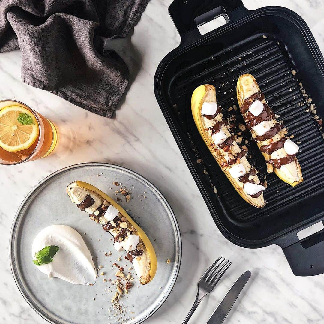 UchiCookさんのインスタグラム写真 - (UchiCookInstagram)「You have busy mornings? NP😉! This GRILLED BANANAS is an easy and nutritious breakfast recipe that you can make under 8minutes! ⠀ ⠀ ✅Follow the easy steps below:⠀ 1. Push chocolate bars into a banana (we recommend dark chocolate🍫).⠀ 2. Preheat Steam Grill for 3minutes on medium heat.⠀ 3. Put the bananas on the grill and sprinkle mixed nuts crushed.⠀ 4. Grill for 6~7minutes with the lid on. ⠀ 5. Lastly, serve with marshmallows💕⠀ ⠀ It gives you energy to make your day productive!💪 Also can be a nice dessert when you are a bit hungry. 😋⠀ • ⠀ • ⠀ • ⠀ #uchicook #steamgrill #bakedbanana #grilledbanana #healthysnacks #breakfastrecipes #afternoonsnacks #feedfeed #instafood #onthetable #buzzfeed #huffposttaste #yummy #foodblogger #buzzfeedfeed #foodphotography #dailyfoodfeed #cleaneating #eatclean #healthyeating #healthylifestyle #organic #madeinjapan」7月30日 11時44分 - uchicook