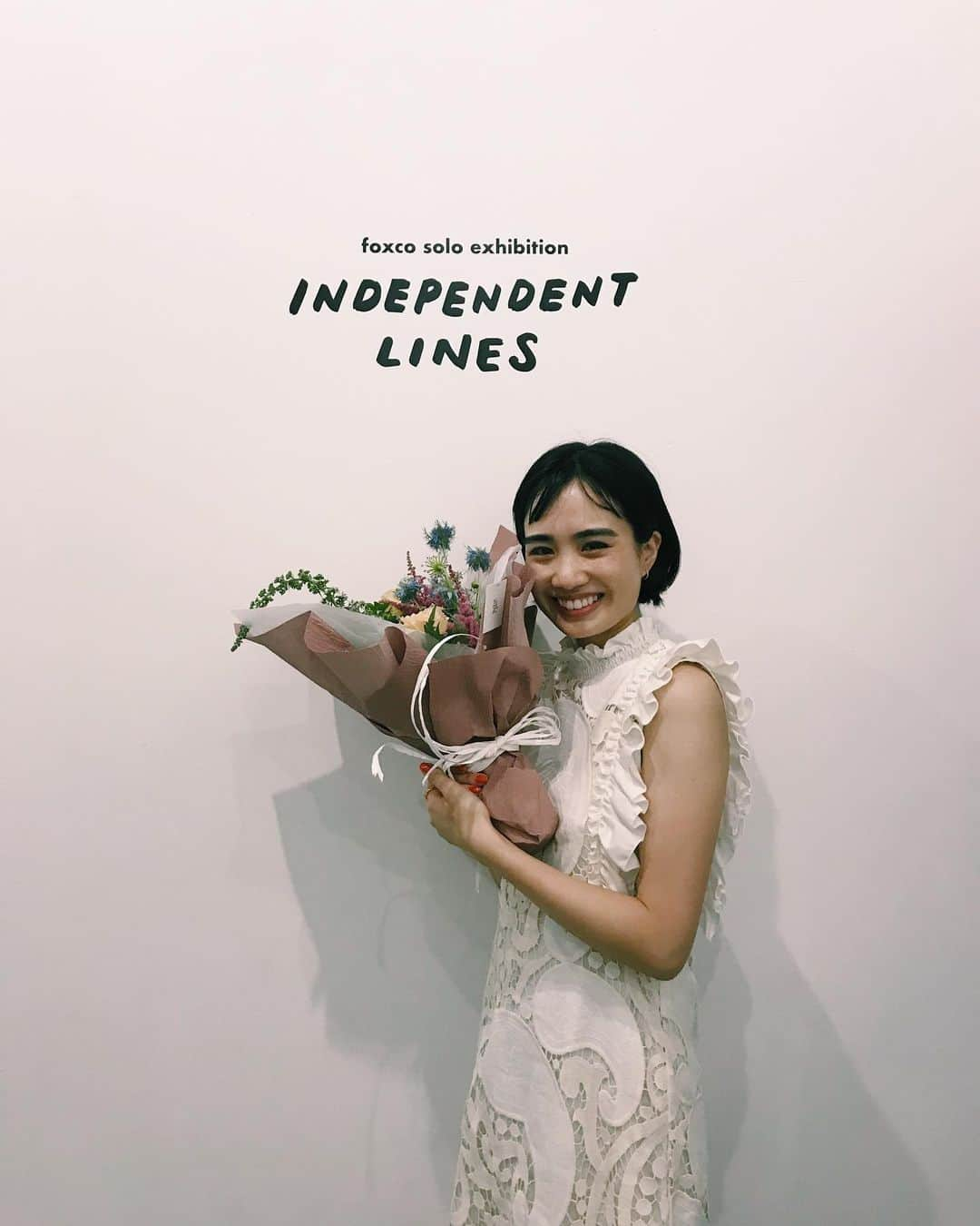 渡邉香織さんのインスタグラム写真 - (渡邉香織Instagram)「初のギャラリーでの個展、”INDEPENDENT LINES"無事終了いたしました。 暑い中足を運んでくださった皆さん、手伝ってくれたスタッフや設営の皆さん、本当に感謝の気持ちでいっぱいです。心からありがとうございました💘😭 . イラストはずっと完全フリーランスで活動しているので、自分で動いてお仕事を頂いています。それも重なり、一つの夢だった初のレセプションでは、クライアントさんに挨拶をしながら「ゼロからここまで仕事を広げてこれたんだ…」と感慨深い気持ちでした😭✊🏻 . 今の活動が続けられるのも、支えてくださっている皆さんがいるからです。少しでも還元できるようにこれからも精進して参りますのでどうぞよろしくお願いいたします🥑 #foxco_lines」7月30日 11時44分 - foxco_kaori