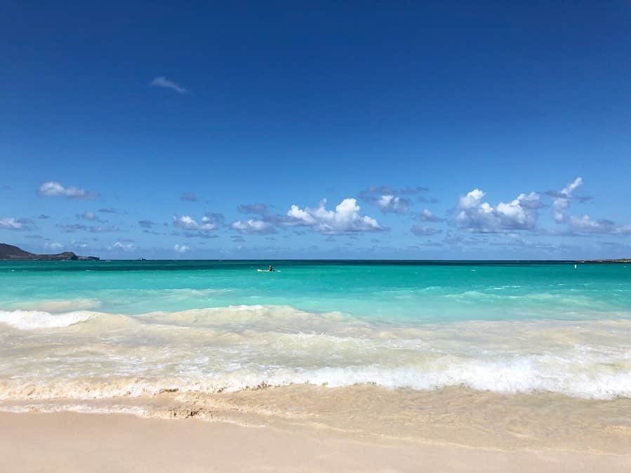 小野恵美のインスタグラム：「梅雨明けして暑いですね〜☀️ 去年のハワイの海🌴⛵️ 写真で癒されます☺️✨ #ハワイ #hawaii #beach #海 #旅行 #カイルアビーチ #ホノルル #ホノルルビーチ #ラニカイビーチ #ハナウマ湾」