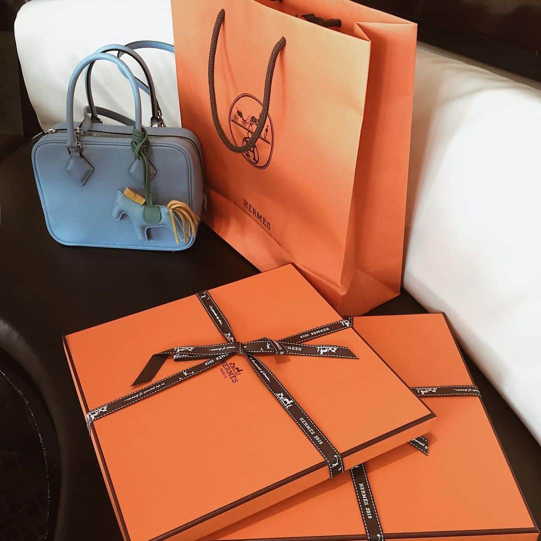 Shokoのインスタグラム：「＊Lifestyle＊ Finally had the time to meet up with my best friend. She’s been through my ups and downs. ・ It’s hard to have a friendship where you can talk about just anything and there’s no envy or jealousy. The baby towel is just way to posh and gorgeous but I said I will use this until it will rip apart🤣 ・ 一年ぶりに親友に会えてほっとするひと時。妬み嫉みもなく、心を許してなんでも話せる友人は本当に大切。 ・ ゴージャスすぎる出産祝いは使うのもったいないくらいだけど、破けるまで使うぞぅ。」