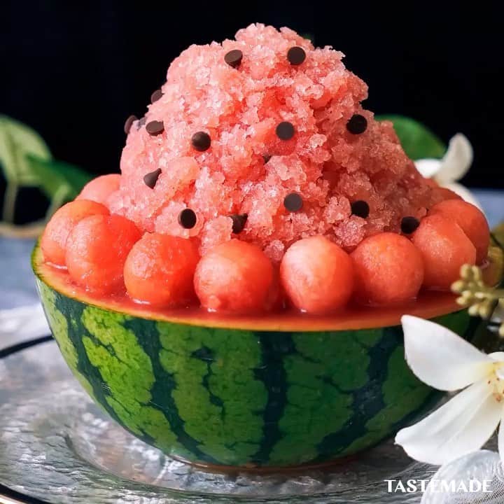 のインスタグラム：「【ス◯カバーの味でした🍉】丸ごとスイカかき氷🍧⁠⠀ ⠀⁠⠀ スマホアプリはレシピを簡単に探せるよ📲⠀⠀⁠⠀ ダウンロードはプロフィールのURLをクリック👆⠀⠀⁠⠀ ⠀⁠⠀ ■材料⠀⁠⠀ ⠀⁠⠀ 小玉スイカ　1/2個⠀⁠⠀ チョコチップ⠀⁠⠀ ⠀⁠⠀ ■手順⠀⁠⠀ ⠀⁠⠀ 1. スイカを半分に切り、丸くくり抜き冷蔵庫で冷やしておく⠀⁠⠀ 2. 残ったスイカの中身を掻き出す⠀⁠⠀ 3. 中身を全てミキサーにかける⠀⁠⠀ 4. ザルで濾し、バットに流し入れ、固まるまで冷凍する⠀⁠⠀ 5. スプーンで掻き出す⠀⁠⠀ 6. スイカのカップに、かき氷と丸くくり抜いたスイカを盛り付ける⠀⁠⠀ 7. チョコチップを飾り完成⠀⁠⠀ ⠀⁠⠀ #food #foodie #cooking #recipe #tastemade #japan #japanese #japanesefood #sweets #dessert #watermelon #shavedice ⠀⁠⠀ ⠀⁠⠀ #料理 #クッキング #レシピ #おうちご飯 #おうちごはん #おうちカフェ #スイーツ #デザート #おやつ #お菓子作り #スイカ #かき氷⁠⠀」