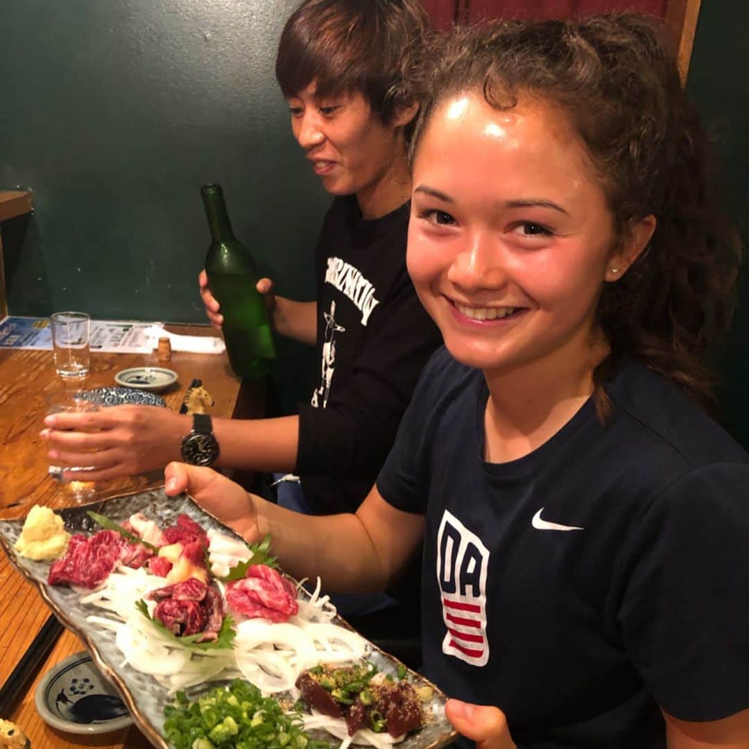 鮫島彩さんのインスタグラム写真 - (鮫島彩Instagram)「・ ・ アメリカでお世話になっていたホストファミリーのりりちゃんが、遥々神戸まで来てくれました🇺🇸‼️ ・ ・ こんなに何日間も一緒に時間を過ごせたのは8年振り😳 当時小学生だったりりちゃん、とても素敵な女性になっていました✨ ・ ・ アメリカの大学でサッカーを続けるそうで、将来が楽しみです！ ・ ・ これもサッカーが繋いでくれた最高のご縁。 一生お付き合いしてね、りりちゃん❤️ ・ ・ #りりちゃん初めての #奈良の大仏様  #柿の葉寿司  #鹿せんべい  #馬刺し  #たこ焼きパーティー」7月30日 12時01分 - aya_sameshima