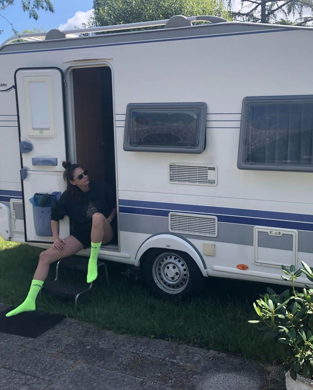 シェリー・ヘニッヒさんのインスタグラム写真 - (シェリー・ヘニッヒInstagram)「Europe they’re just like us」7月30日 12時12分 - shelleyhennig