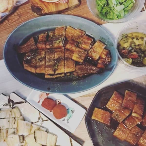 宮前真樹さんのインスタグラム写真 - (宮前真樹Instagram)「#集合 急遽たこパーをすることに 2〜3人でのんびりの予定から 思いのほか集まれちゃって 大人7人子供4人で大集合になった笑  ❷たこ焼きのお供のサラダ ディルのポテサラ ピータンと切り干し大根のサラダ 赤玉ねぎと胡瓜天かす豆腐 トマトハーブマリネ ピクルス 火を使わず簡単に和えたり漬けたり。 #美養サラダ  ❹ありちゃんが鰻の差し入れしてくれて 皆んなで土用のうなぎも頂きました！. 後半飲みながらで盛り付け雑ね。 #イツメン #集まりがち #エルマー大喜び ❺子供達にいっぱい遊んでもらい エルマー大満足で爆睡の夜でした。 #疲れ果てて寝る犬 #ワイマラナーロングヘアード  #エルマーの記録 #ある日のこと」7月30日 12時06分 - miyamaemaki0116