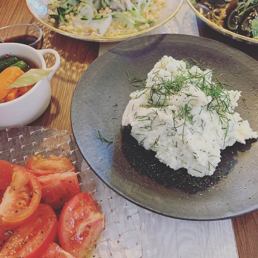 宮前真樹さんのインスタグラム写真 - (宮前真樹Instagram)「#集合 急遽たこパーをすることに 2〜3人でのんびりの予定から 思いのほか集まれちゃって 大人7人子供4人で大集合になった笑  ❷たこ焼きのお供のサラダ ディルのポテサラ ピータンと切り干し大根のサラダ 赤玉ねぎと胡瓜天かす豆腐 トマトハーブマリネ ピクルス 火を使わず簡単に和えたり漬けたり。 #美養サラダ  ❹ありちゃんが鰻の差し入れしてくれて 皆んなで土用のうなぎも頂きました！. 後半飲みながらで盛り付け雑ね。 #イツメン #集まりがち #エルマー大喜び ❺子供達にいっぱい遊んでもらい エルマー大満足で爆睡の夜でした。 #疲れ果てて寝る犬 #ワイマラナーロングヘアード  #エルマーの記録 #ある日のこと」7月30日 12時06分 - miyamaemaki0116