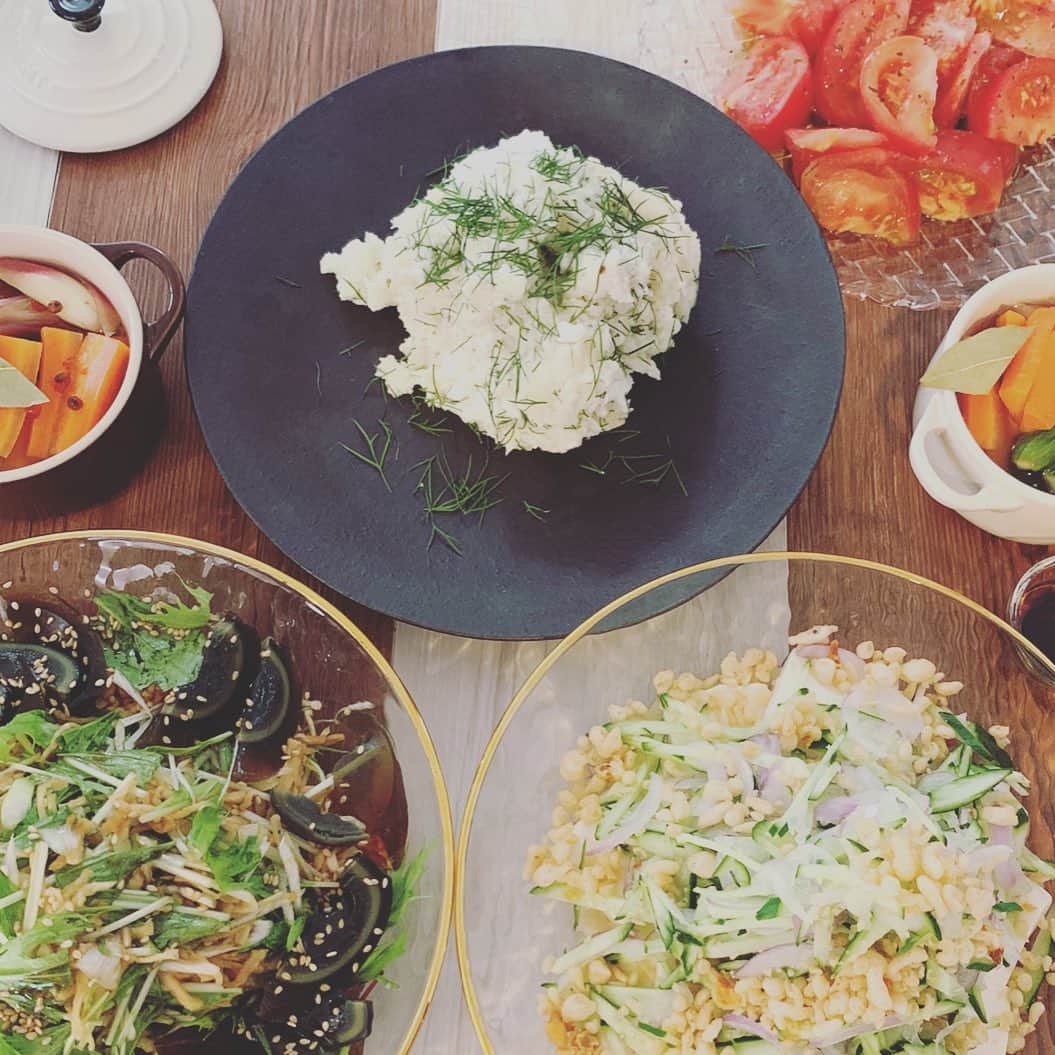 宮前真樹さんのインスタグラム写真 - (宮前真樹Instagram)「#集合 急遽たこパーをすることに 2〜3人でのんびりの予定から 思いのほか集まれちゃって 大人7人子供4人で大集合になった笑  ❷たこ焼きのお供のサラダ ディルのポテサラ ピータンと切り干し大根のサラダ 赤玉ねぎと胡瓜天かす豆腐 トマトハーブマリネ ピクルス 火を使わず簡単に和えたり漬けたり。 #美養サラダ  ❹ありちゃんが鰻の差し入れしてくれて 皆んなで土用のうなぎも頂きました！. 後半飲みながらで盛り付け雑ね。 #イツメン #集まりがち #エルマー大喜び ❺子供達にいっぱい遊んでもらい エルマー大満足で爆睡の夜でした。 #疲れ果てて寝る犬 #ワイマラナーロングヘアード  #エルマーの記録 #ある日のこと」7月30日 12時06分 - miyamaemaki0116