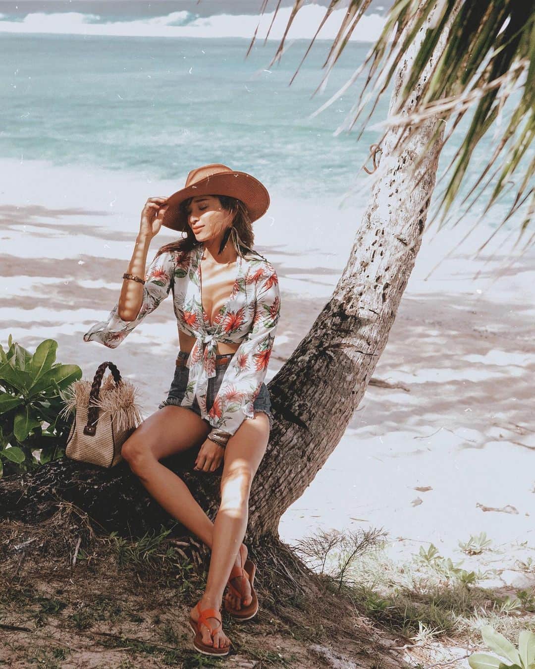 ケリーさんのインスタグラム写真 - (ケリーInstagram)「夏ですねー💛🧡☺️☀️ ・ San-ai Resortのビーチリゾートスタイルで 今年の夏はどこへ行こうかなぁ🏝☀️ ・ 水着とお揃いの羽織りは、 袖口がAラインになったトレンドスタイル ハイウェストのデニムショッツと合わせて ハイセンスのビーチスタイルの完成 ・ 今年の夏は満喫したいですね😍💓💛🏝 ・ Summer Beach style wearing  @sanai_resort 💓👙 ・ ・ #sanai_resort #sanai_resort_ambassador #swimwear2019 #kellymisawa #大人リゾート #大人水着 #resort  #vacation #kellymisawa #travel#resortwear#bikini」7月30日 12時07分 - kellymisawa