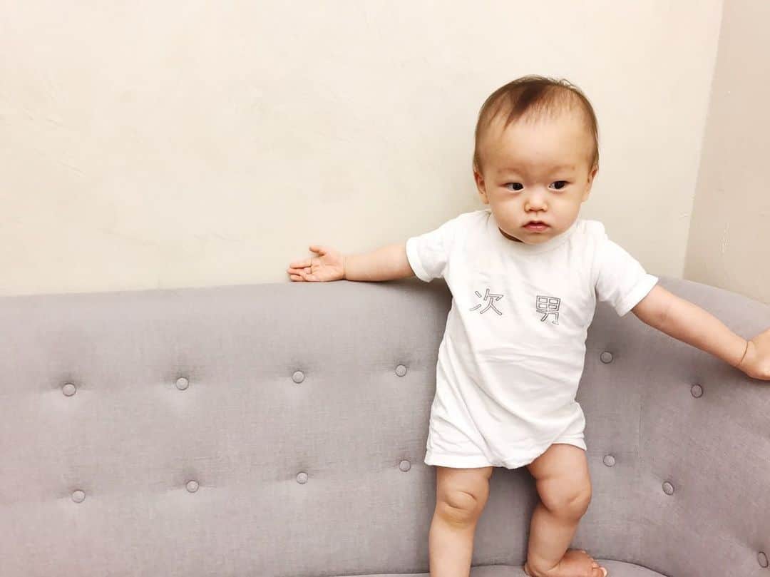 花盛友里のインスタグラム：「はいどーもー、次男です。 いつもにーちゃんに怒られてまーす。 めげませーん！  昨夜はわたしの疲れがマックスに溜まっていて逆に長男に「まぁまぁ落ち着いて、、」的な感じになりましたよ。 「ぎゃー鬼ババァがでたー！」とかって言われるしいいいい笑笑 どこで覚えた、その単語ー！  次男とか長男ティーシャツみんなに可愛いねって褒められるうれしー！ストーリーに買ったところのユーアールエル載せとくne」