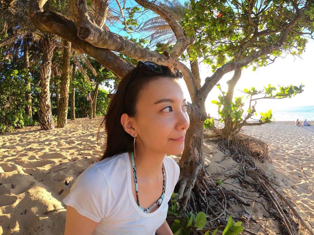 大出千尋のインスタグラム：「ノースショアのサンセットビーチで夕陽を見ながら鳥の声や波の音に耳をすましていたところ👂 . 最高なBGMですよね〜💛」