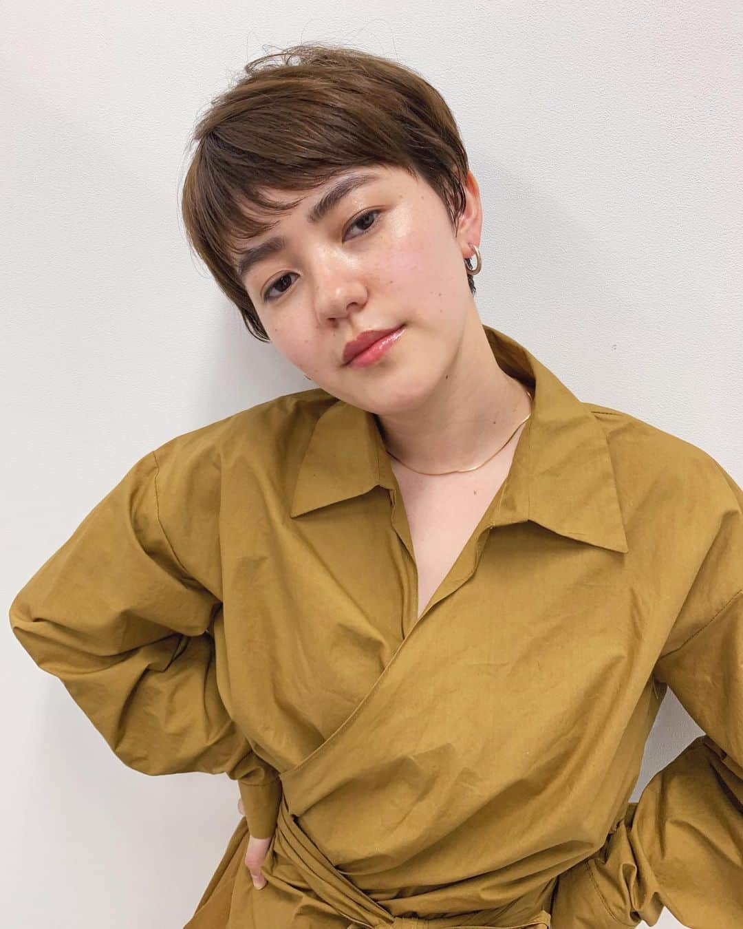 佐々木千紘さんのインスタグラム写真 - (佐々木千紘Instagram)「❤︎カットだけでもっと素敵に！ヘアカタログ❤︎ 発売されてます🌿佐々木のスタイルは2スタイル掲載していただいております🥺 .  こはるちゃんのショートはお客様でも本当に良く切るスタイル✂︎✂︎私の担当させていただいていますお客様からオーダー多数のスタイルをカットさせていただきました💓シースルー前髪と、もみあげの長さをポイントに🌿🧡あの日から今日まで早かったな〜 .  今日は定休日です❤︎ 8/1(木)は予約が混み合ってきましたが、あと数枠空きがございます◎✨お早めのご予約をお願い致します🙇‍♀️🙇‍♀️🙇‍♀️ .  #minx#harajuku#hair#make#ショートカット#カットだけ#ヘアカタ#ヘアカタログ」7月30日 12時17分 - chipisasaki