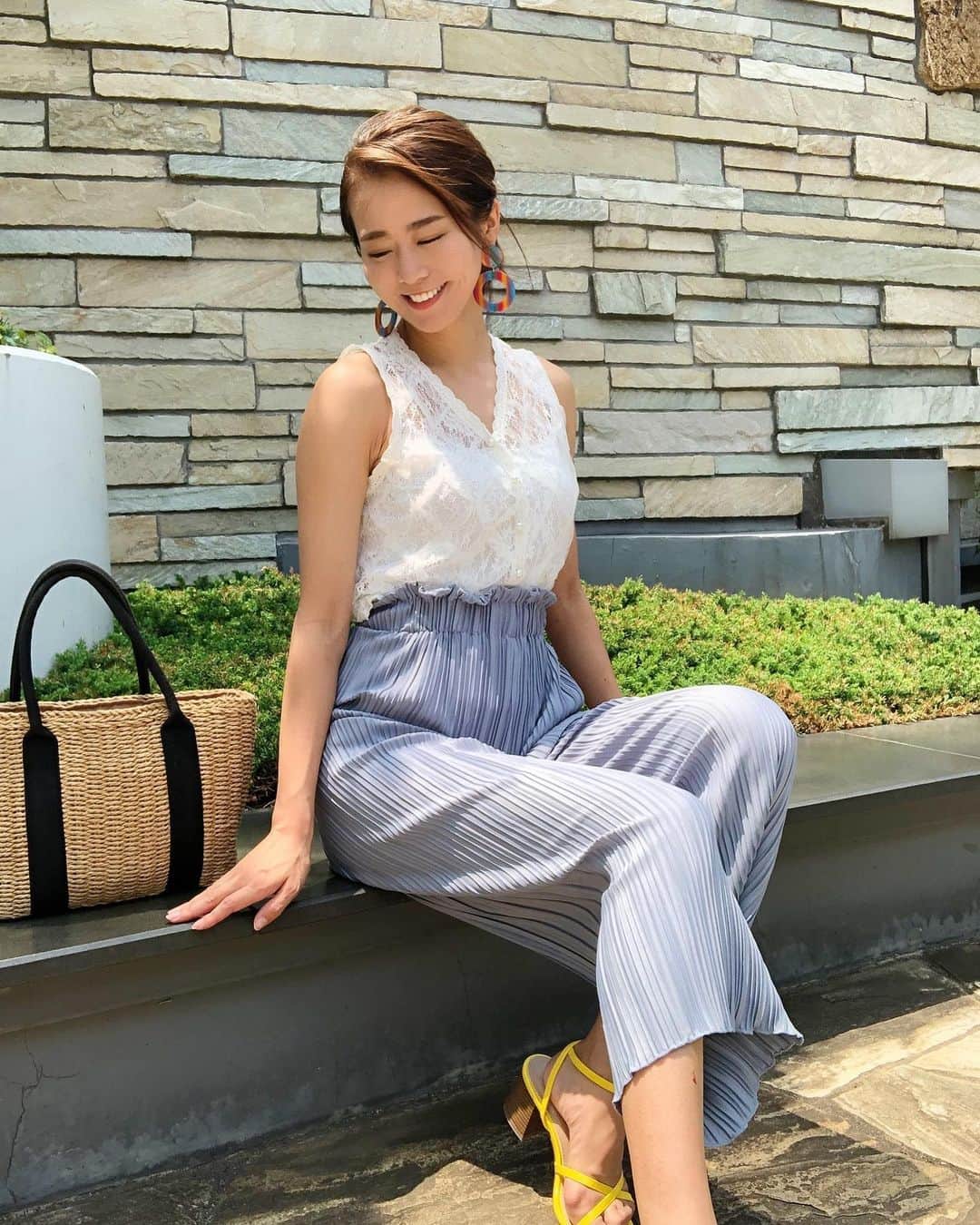 のインスタグラム：「こんにちは🌞 毎週色んなところにお仕事で行けています。 中々会えない方と久しぶりに会えたりしてとても嬉しいです😊 . そんな久しぶりに会う方たちの前で 、自分の中では万全の状態じゃなかった気がして最近悩んでました。 . 一回スケジュール詰め込みすぎをリセットして（笑）友達と連絡を取ったり寝たりゆっくり過ごしていると視界が広がってきました😇 . 休息も大事ですね。 （もともとナマケモノみたいに家でゴロゴロするのが好きな性格の割にアクティブしすぎたのかな笑） . みんなも適度に休みながら毎日楽しく過ごしてね😇 . 明日は町田ゼルビアの応援行きます！⚽️ . セットアップ▷ @poprea_official 上下バラバラでも使えるよ🙆‍♀️🙆‍♀️ . . #夏コーデ #セットアップ #今日はニュース担当日 #韓国ファッション #summer #ゼルビア #サッカー #町田」
