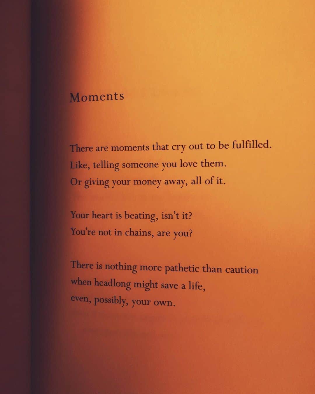 のインスタグラム：「the great Mary Oliver, who has opened  more doors in my heart than most」