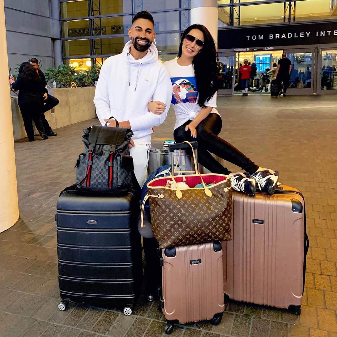 laurag_143のインスタグラム：「We are off to see the world ✈️🌎 Can you guess where we are headed?! 😻 @dhar.mann」