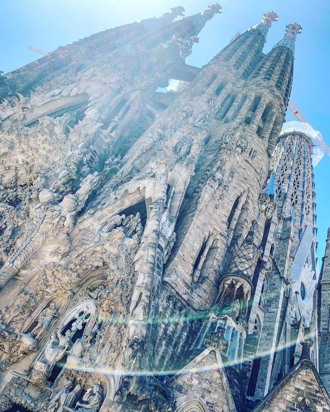 渡辺由布子さんのインスタグラム写真 - (渡辺由布子Instagram)「🏰 ・ Sagrada Familia＿ Hard to describe this architecture. Just remarkable... ＿＿＿＿＿＿＿＿＿＿＿＿＿＿＿＿＿＿＿＿＿＿＿＿＿＿＿＿＿＿＿＿＿＿＿＿＿＿＿＿＿＿＿ 未完の世界遺産、#サグラダファミリア の聖堂内部へ、卒業旅行以来13年ぶりに潜入。 ・  光とステンドグラスが織り成す芸術。 言葉では足りるはずもなく、写真では伝えきれないほどの圧巻の景色がそこにあり、吸い込まれるようにただ見入ってしまった。  いよいよ2026年完成予定だそうなので是非それまでに訪れてみて！  ハイシーズンは予約必須なので要注意。 前回はそれで痛い目に遭ったよ。  #ヨーロッパ周遊 #スペイン旅行 #バルセロナ  #夏休み  #summer #vacation #vacaymood  #worldheritage  #GAUDI  #europe #traveladdiction  #barcelonagram ＿＿＿＿＿＿＿＿＿＿＿＿＿＿＿＿＿＿＿＿＿＿＿＿＿ 📍 @sagradafamiliamedellin #Catalunya #Barcelona #Spain #🇪🇸」7月30日 12時38分 - watanabe_yuko