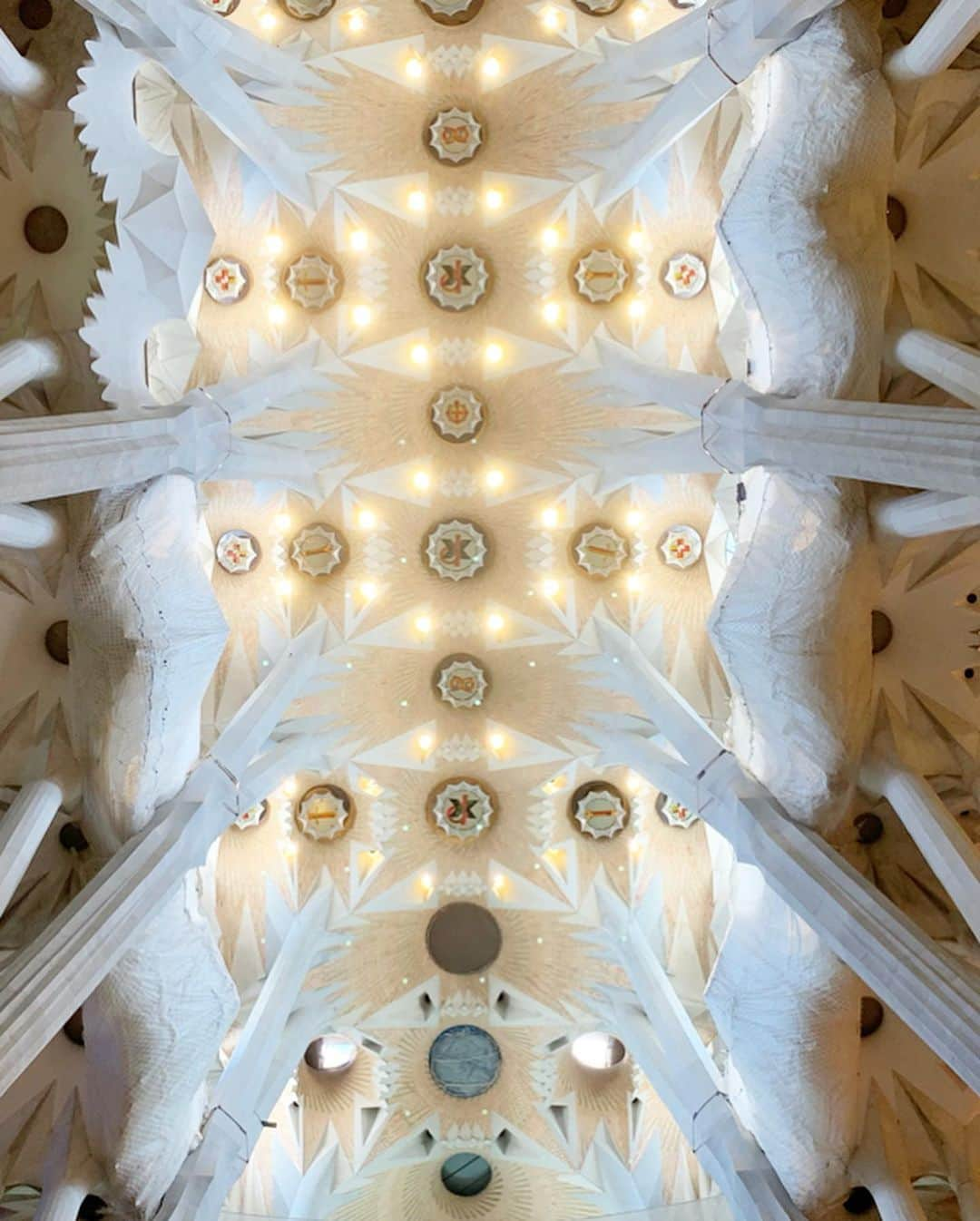 渡辺由布子さんのインスタグラム写真 - (渡辺由布子Instagram)「🏰 ・ Sagrada Familia＿ Hard to describe this architecture. Just remarkable... ＿＿＿＿＿＿＿＿＿＿＿＿＿＿＿＿＿＿＿＿＿＿＿＿＿＿＿＿＿＿＿＿＿＿＿＿＿＿＿＿＿＿＿ 未完の世界遺産、#サグラダファミリア の聖堂内部へ、卒業旅行以来13年ぶりに潜入。 ・  光とステンドグラスが織り成す芸術。 言葉では足りるはずもなく、写真では伝えきれないほどの圧巻の景色がそこにあり、吸い込まれるようにただ見入ってしまった。  いよいよ2026年完成予定だそうなので是非それまでに訪れてみて！  ハイシーズンは予約必須なので要注意。 前回はそれで痛い目に遭ったよ。  #ヨーロッパ周遊 #スペイン旅行 #バルセロナ  #夏休み  #summer #vacation #vacaymood  #worldheritage  #GAUDI  #europe #traveladdiction  #barcelonagram ＿＿＿＿＿＿＿＿＿＿＿＿＿＿＿＿＿＿＿＿＿＿＿＿＿ 📍 @sagradafamiliamedellin #Catalunya #Barcelona #Spain #🇪🇸」7月30日 12時38分 - watanabe_yuko