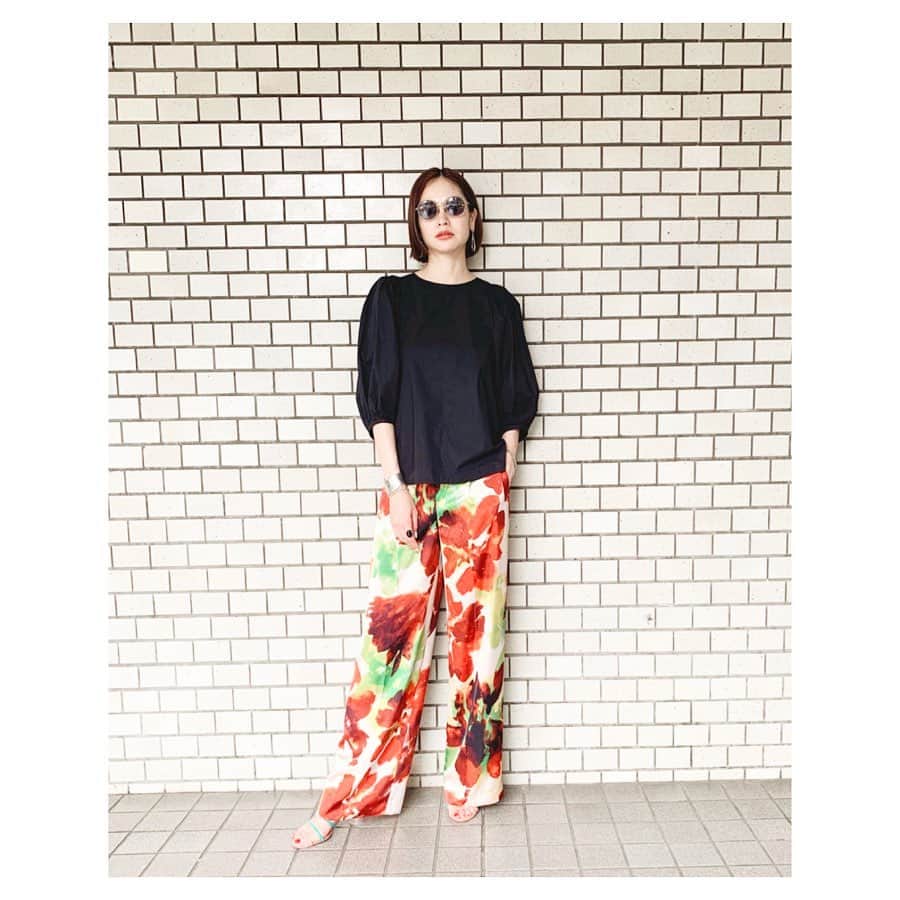 のインスタグラム：「暑いけど、秋モノ着たい。  Tops/Pants : @aewen_matoph  Sandal : @tsurubymarikooikawa  #aewenmatoph #イウエンマトフ」
