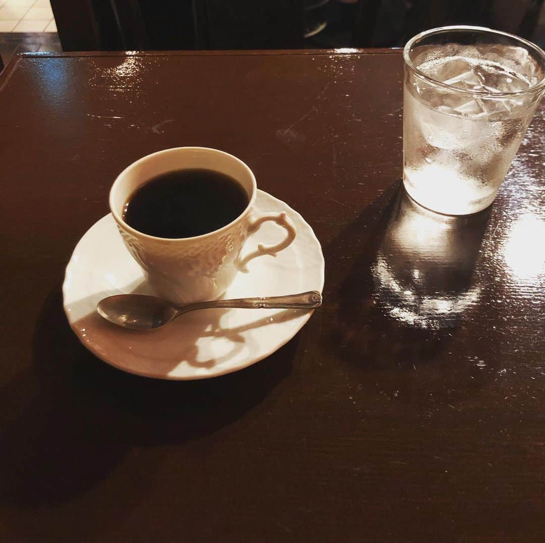 楢原真樹さんのインスタグラム写真 - (楢原真樹Instagram)「いつぞやの喫茶店 #喫茶店 #代官山 #喫煙家大歓迎 #代官山の隠れ家喫茶店 #レトロ #いいいきふん #本日はキングオブコント2回戦 #最終Eグループ #きゅりあん小ホール #ド緊張 #笑って下さい #来てねー #ヤーレンズ」7月30日 12時33分 - narahara_j